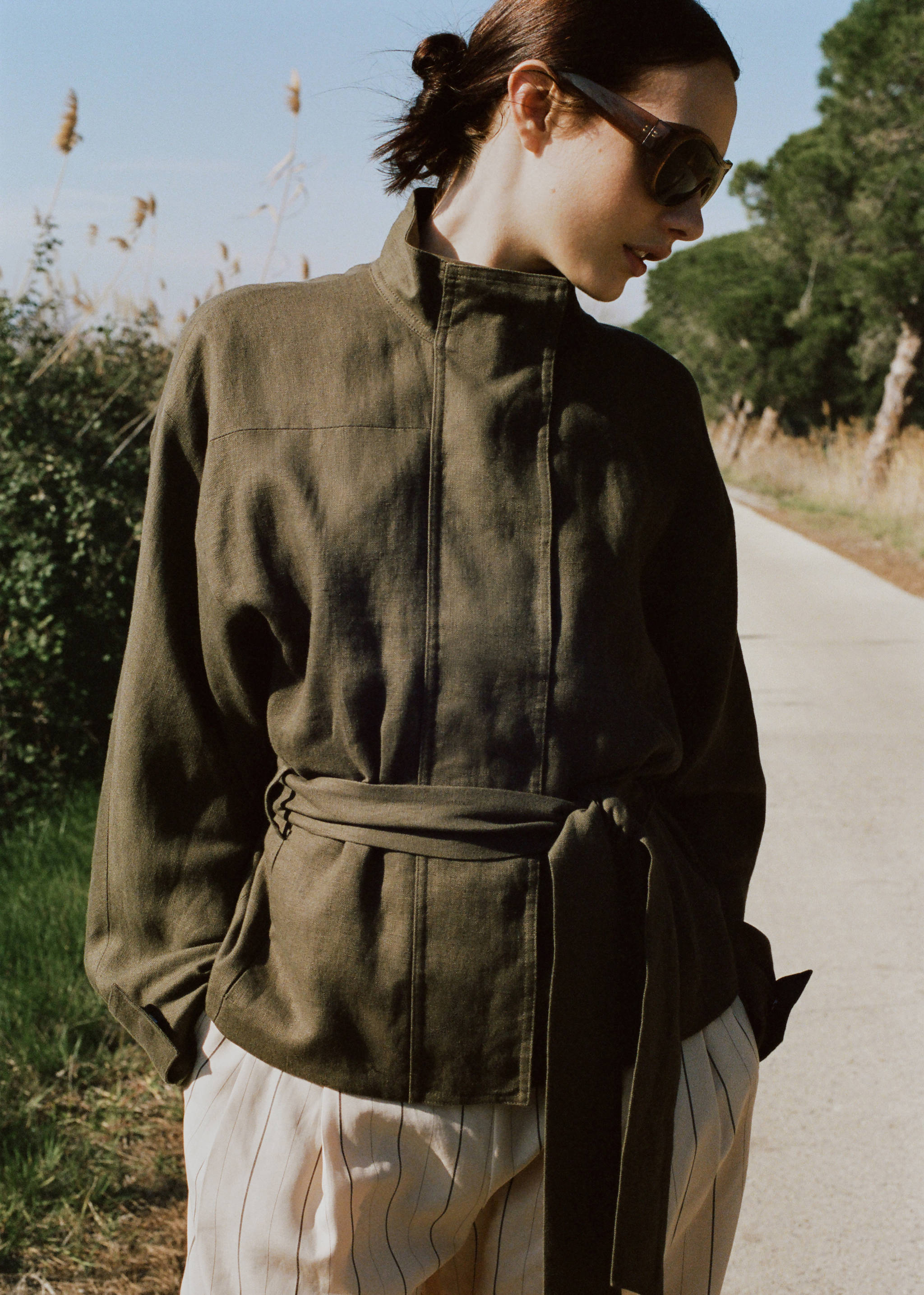 جاكيت بحزام من الكتان - رؤية وسط, أسمر ضارب إلى الصفرة. Ref: 27067143-00.