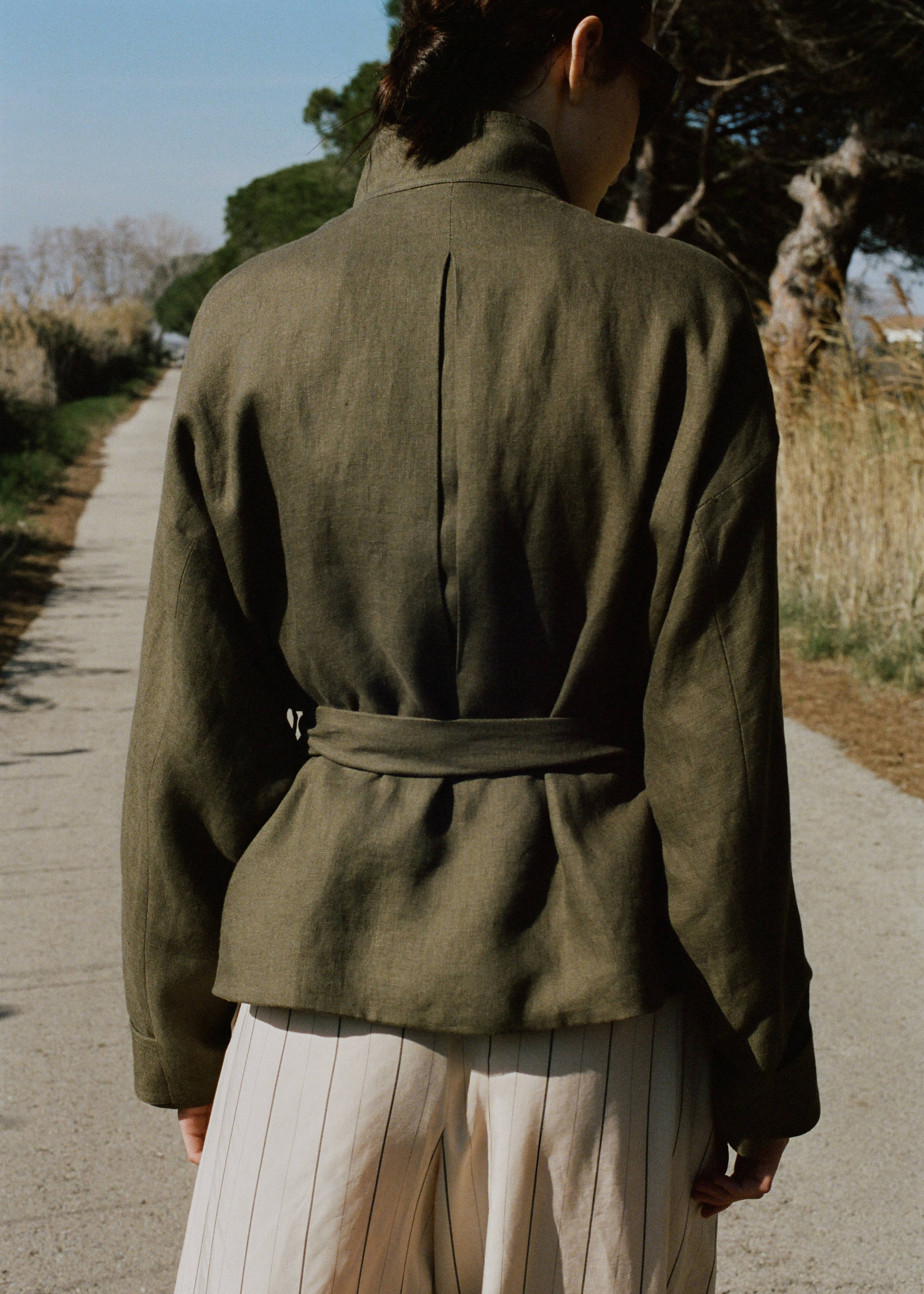 جاكيت بحزام من الكتان - الجهة الخلفية للمنتج, أسمر ضارب إلى الصفرة. Ref: 27067143-00.