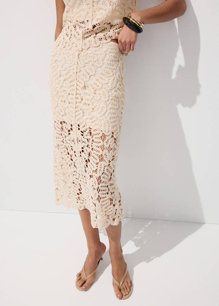 Knitted skirt with lace accents