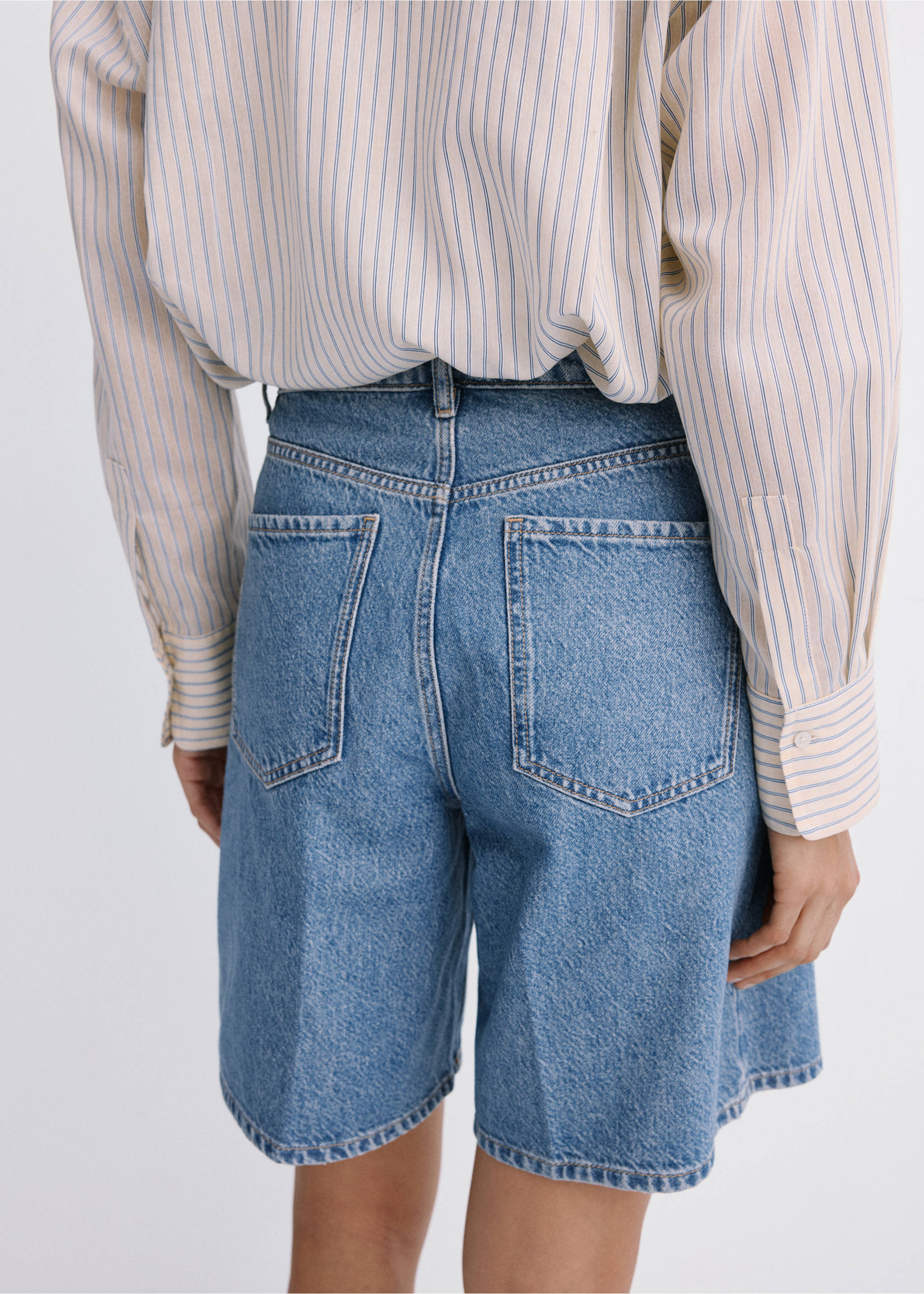 Gerade Denim-Bermudasshorts mit hohem Bund - Detail des Artikels 3, Mittelblau. Ref: 27067146-00.