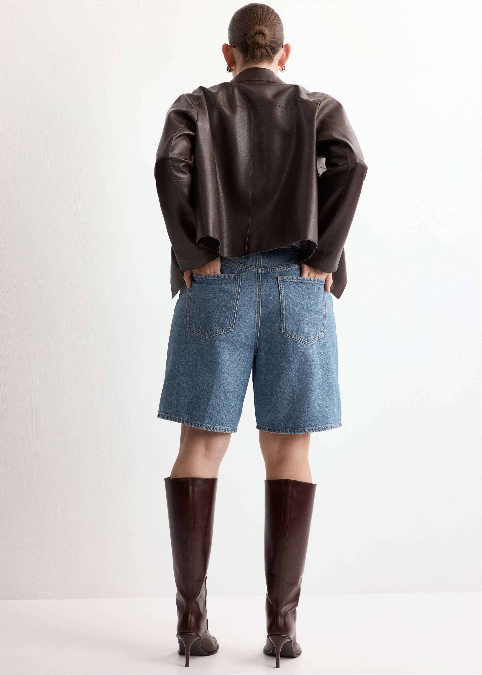High-waist straight-fit denim shorts - Details of the article 4, Medium Blue. Ref: 27067146-00.
