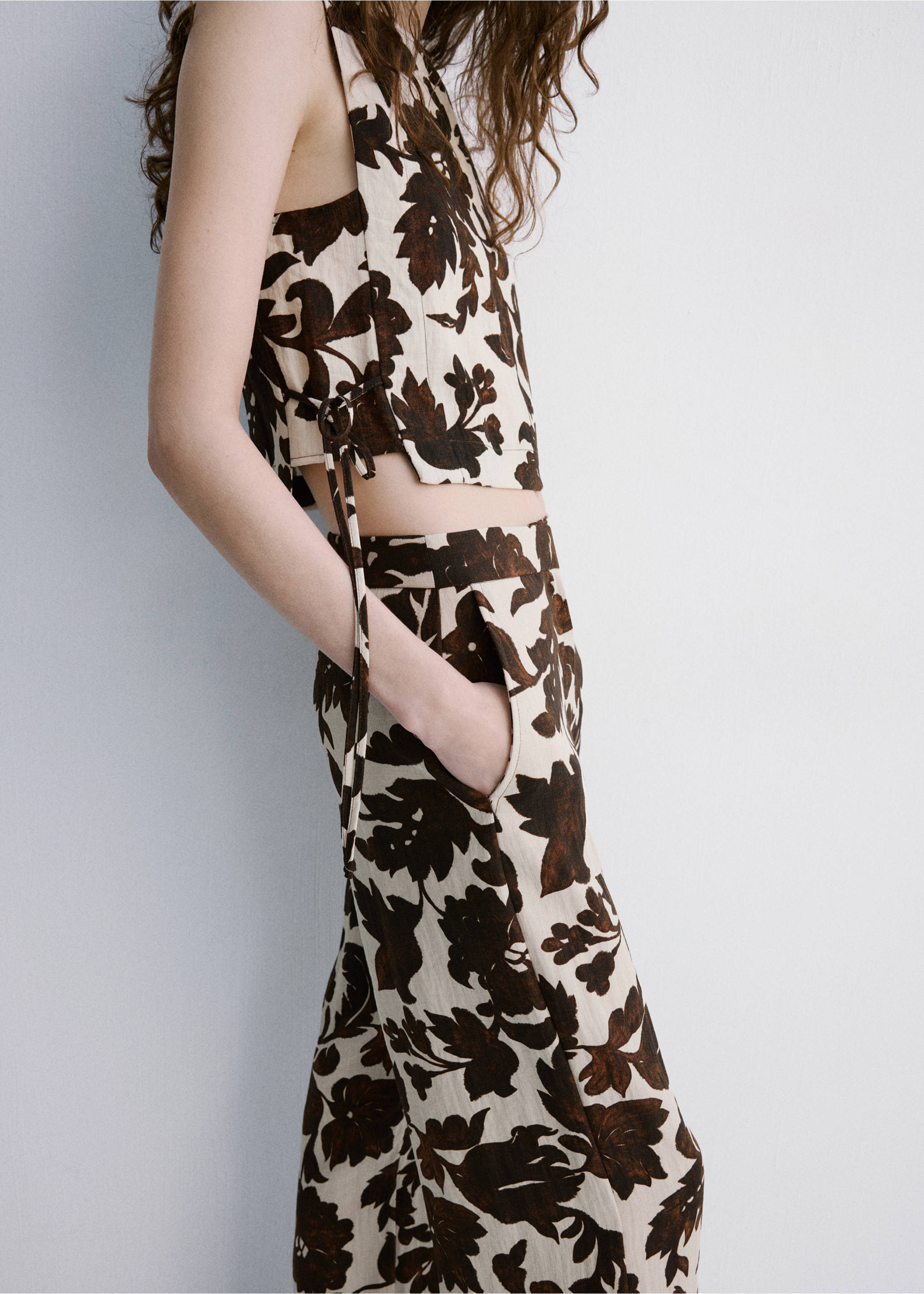 Pantalons estampat floral - Detall de l'article 6, Marró. Ref: 27067148-00.