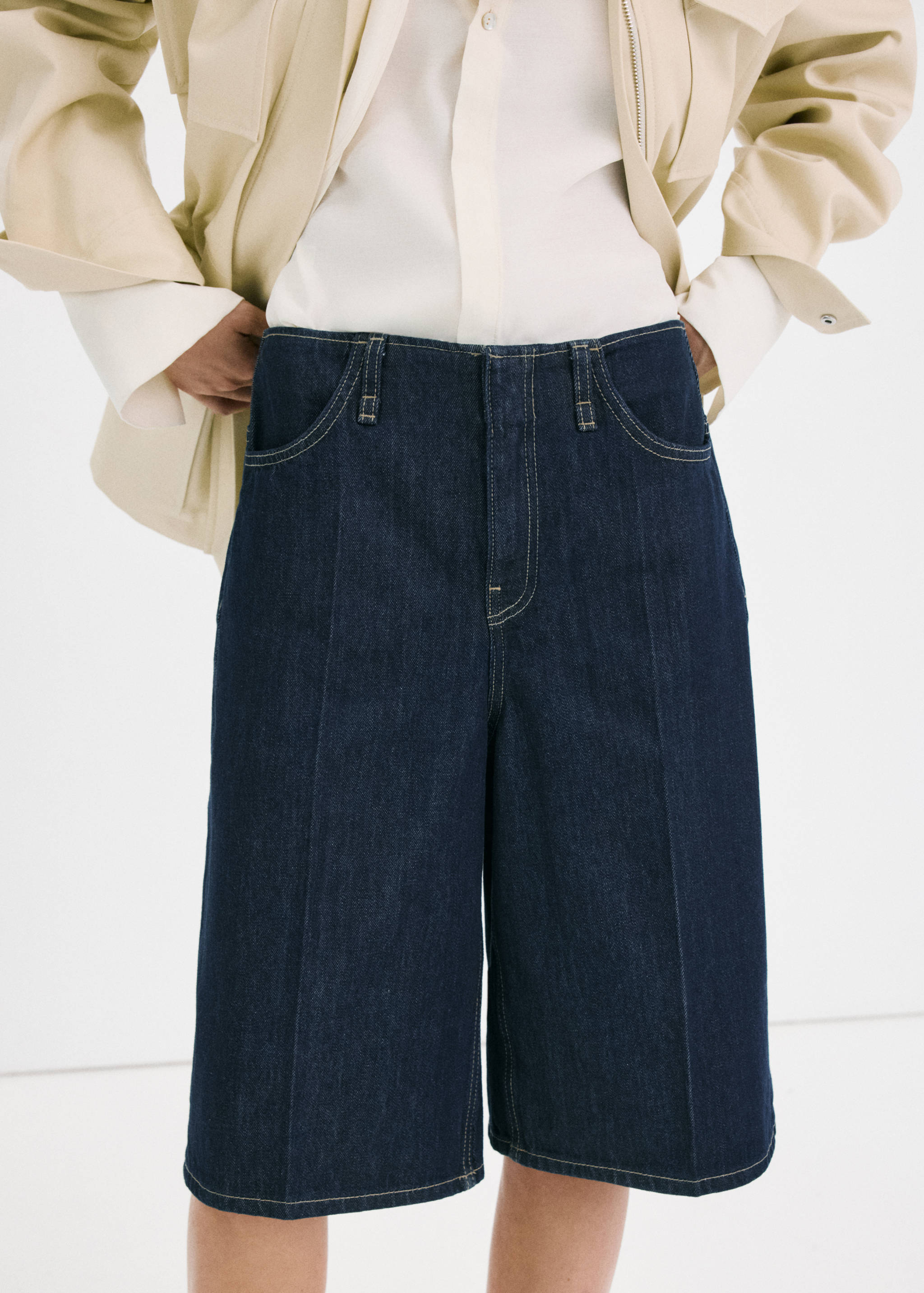 Bermuda jorts denim tiro medio - Plano medio