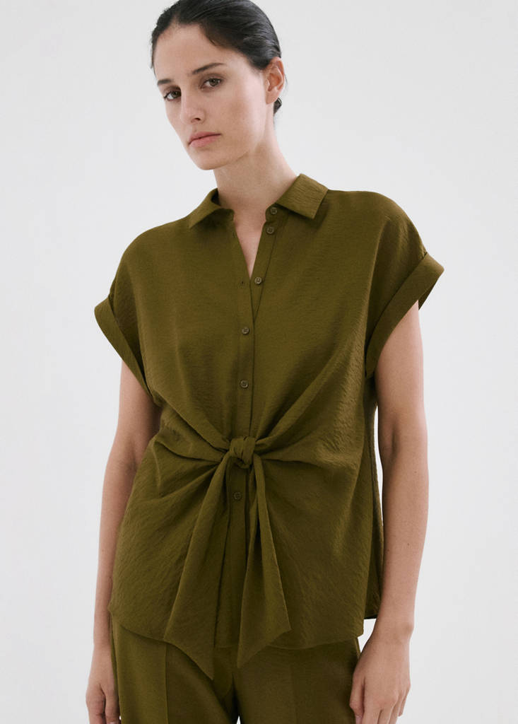 Short-sleeve shirt with knot