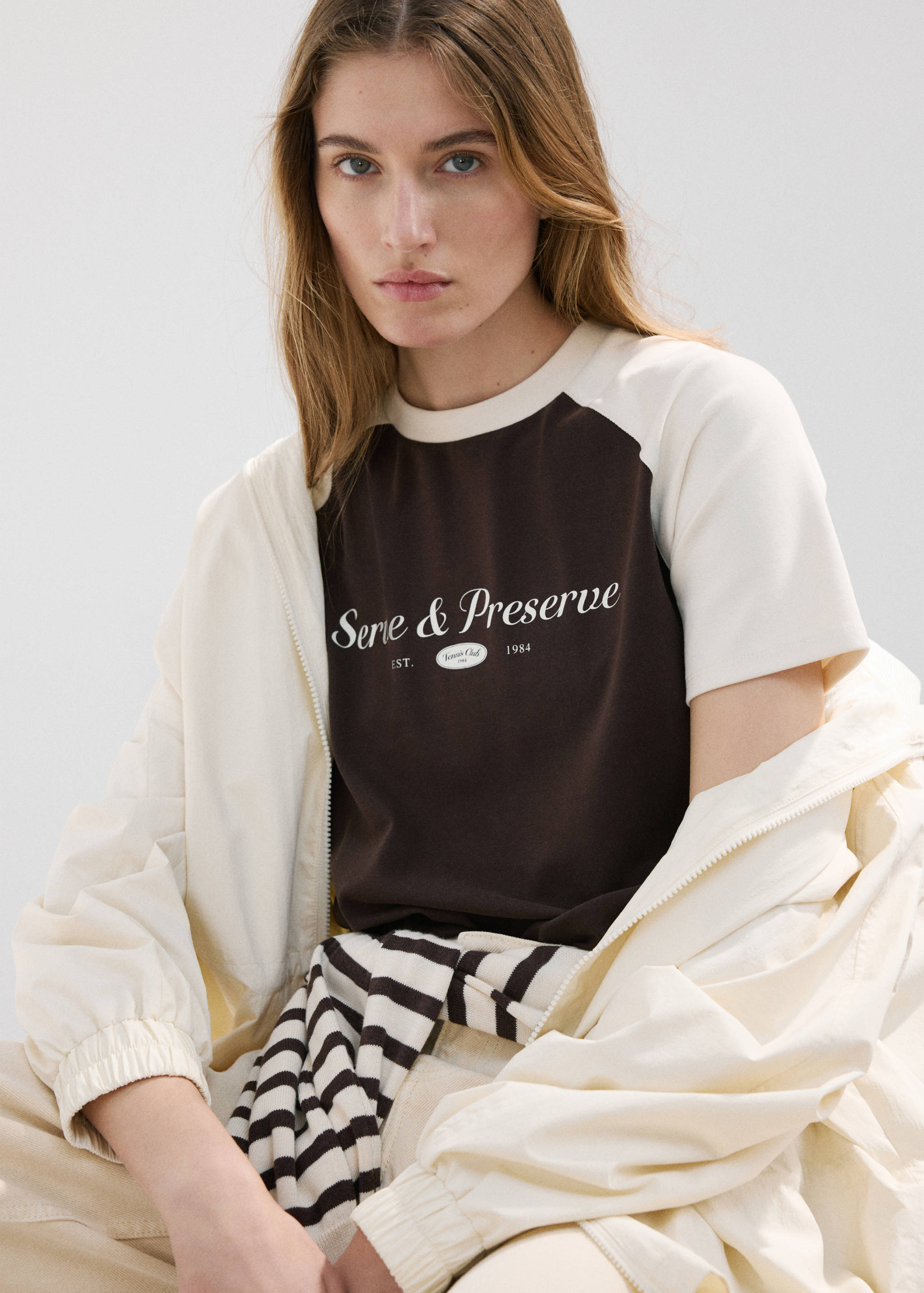 Two-tone short-sleeved T-shirt - Details of the article 2