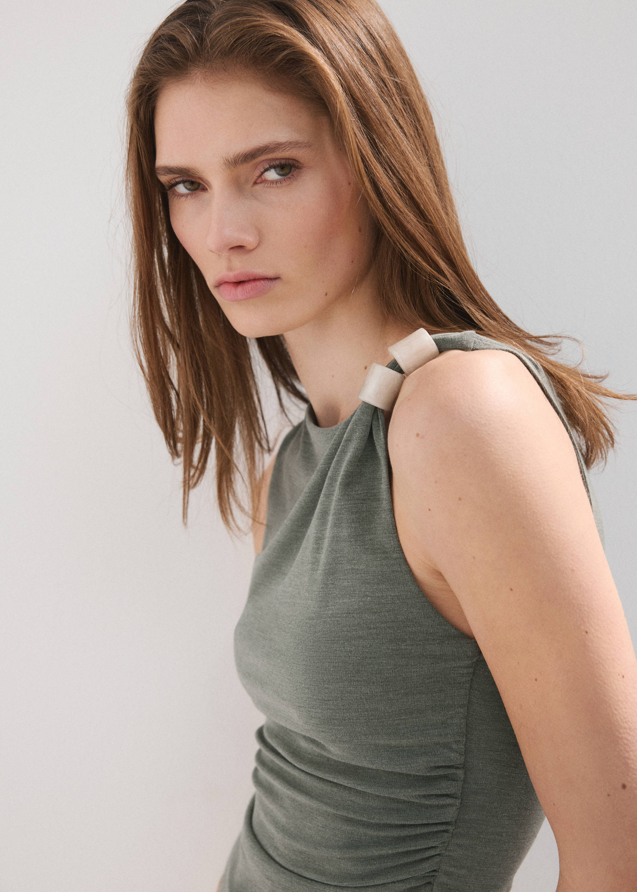 Top asimétrico fruncido - Plano medio