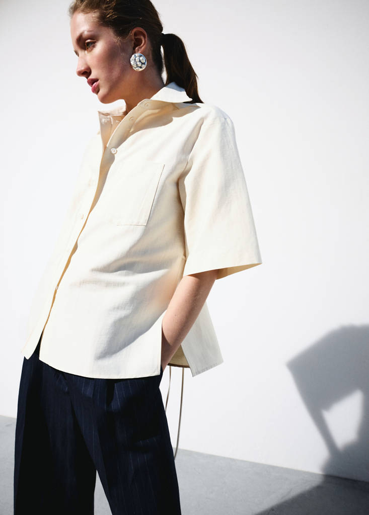 Short-sleeve shirt with tie