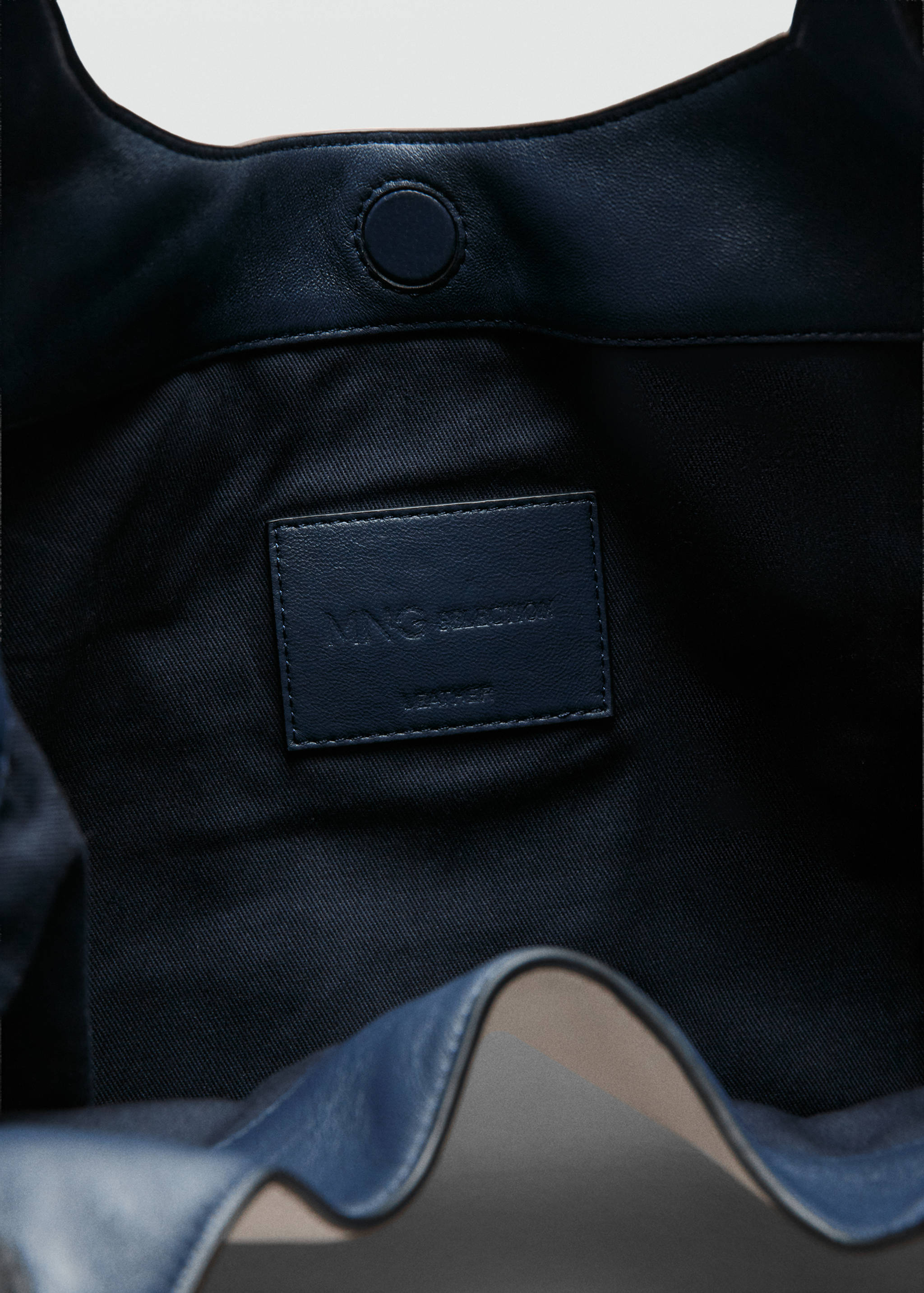 Two-tone leather shoulder bag - Details of the article 1