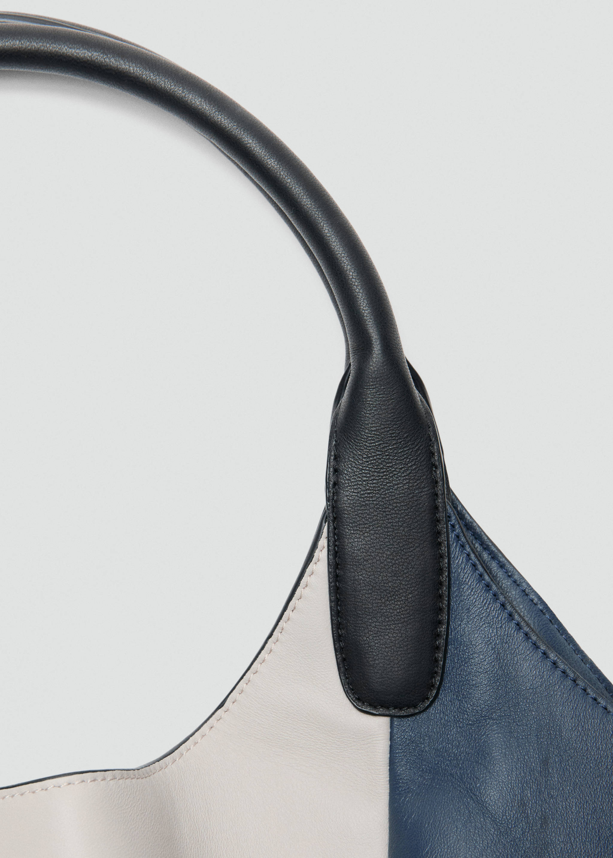 Two-tone leather shoulder bag - Details of the article 3