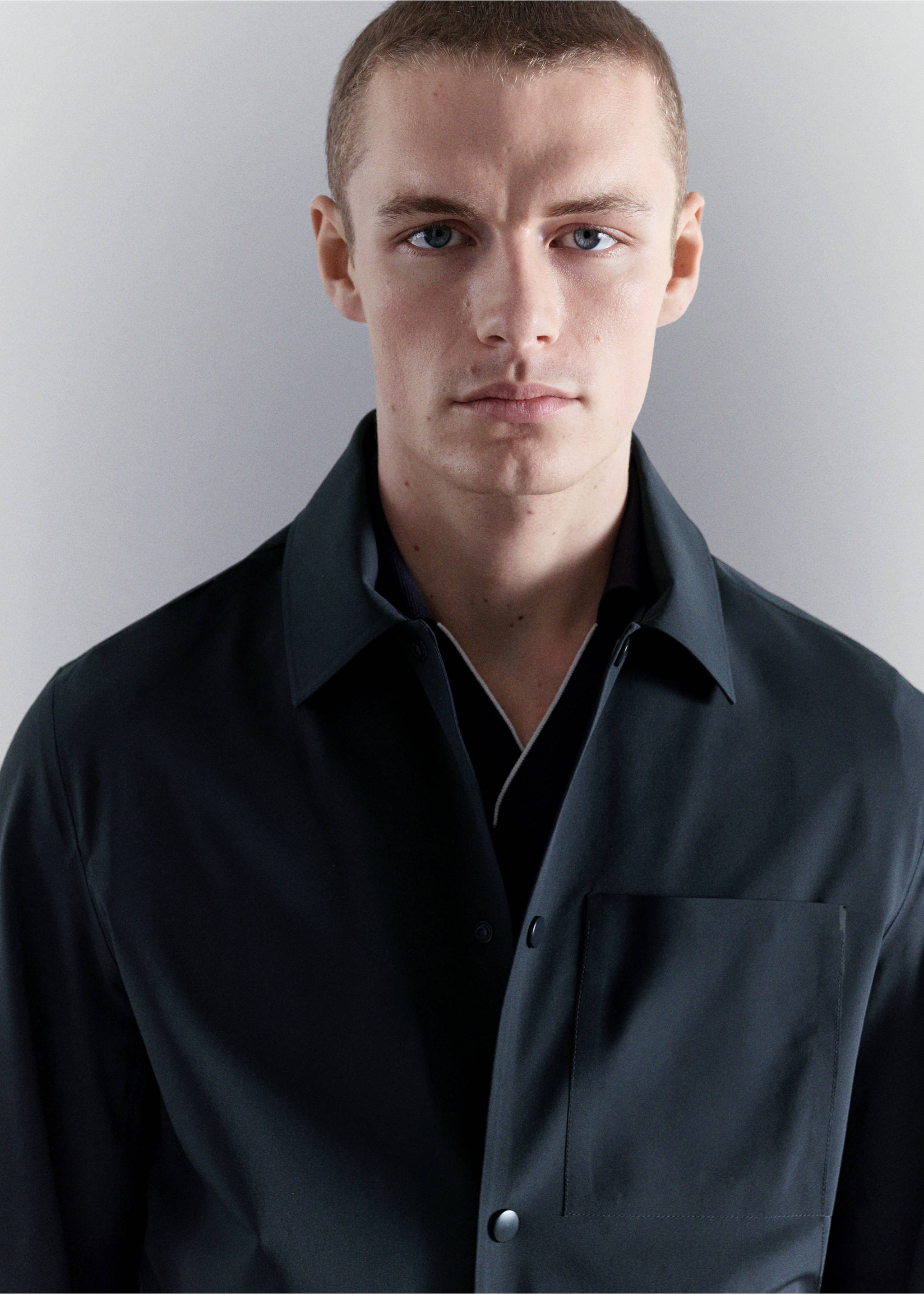 Water-repellent jacket with pockets - Details of the article 1, Navy. Ref: 27067894-00.