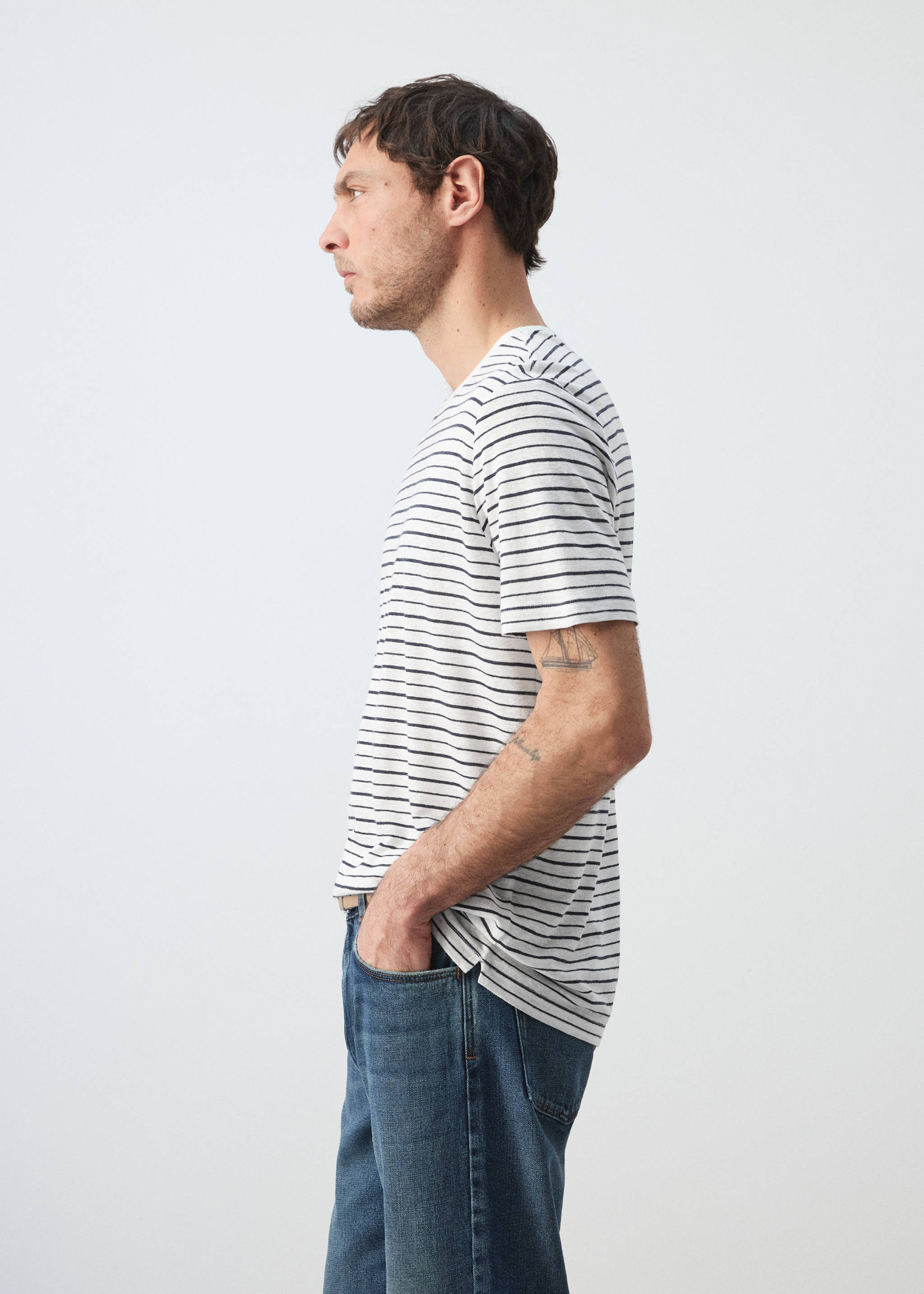T-shirt linen slim fit garis-garis - Rincian barang 6