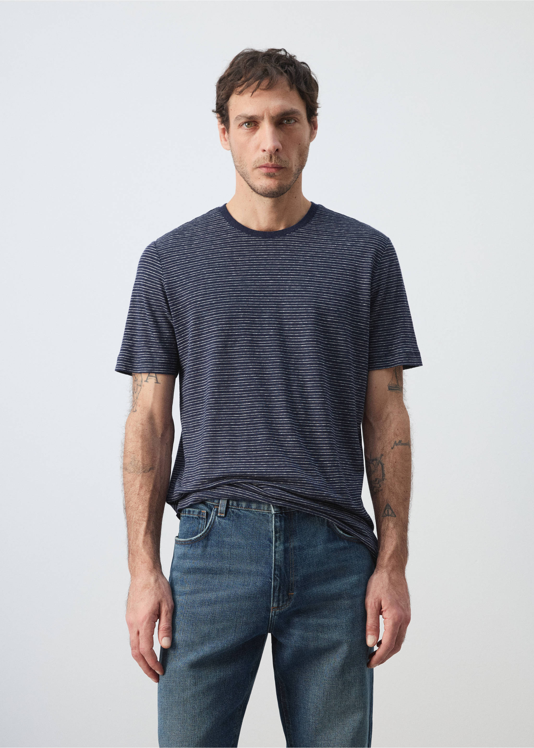 Льняная футболка slim fit в полоску - Средний план, Чернильный. Ref: 27067896-00.