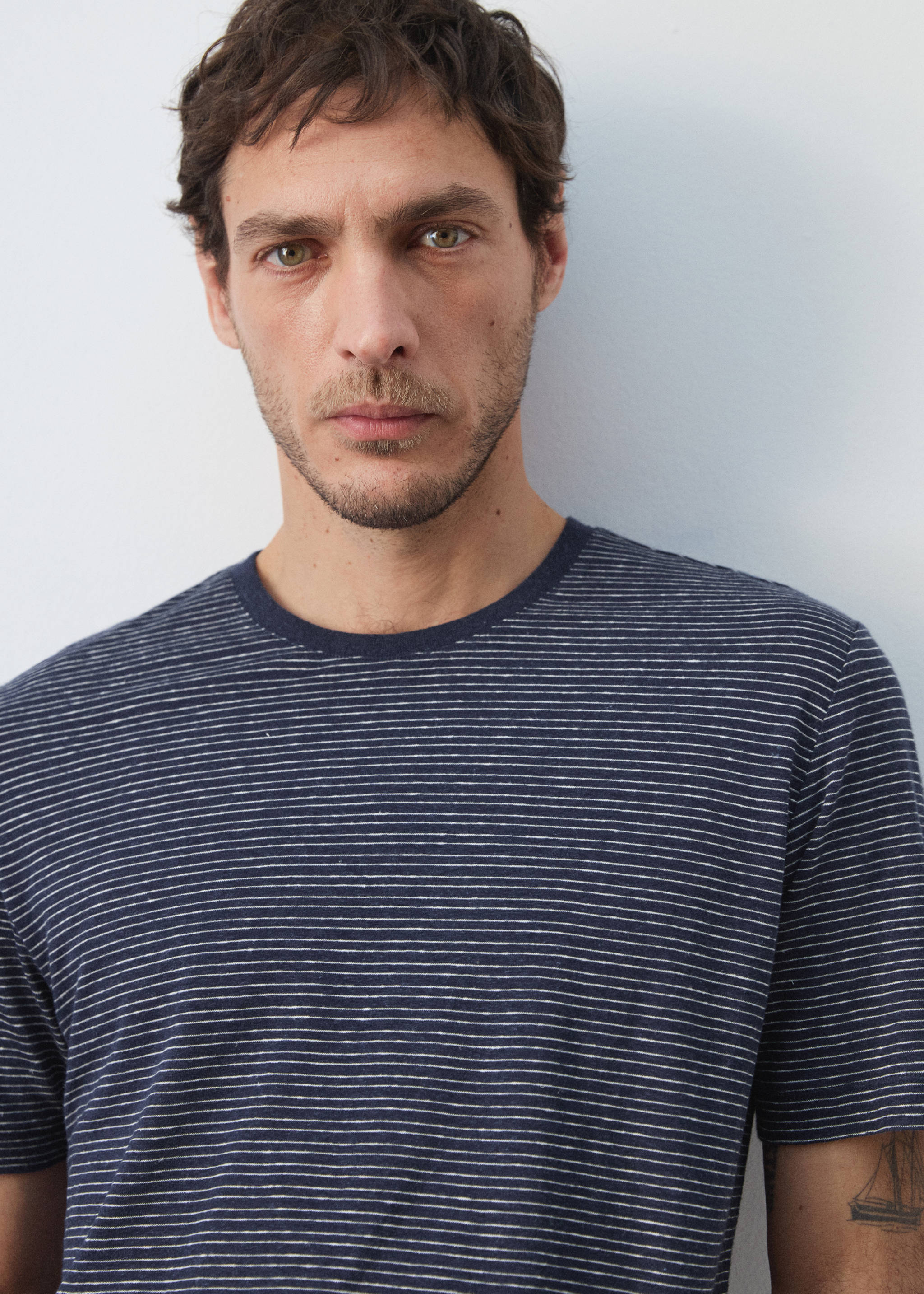 Льняная футболка slim fit в полоску - Деталь изделия 1