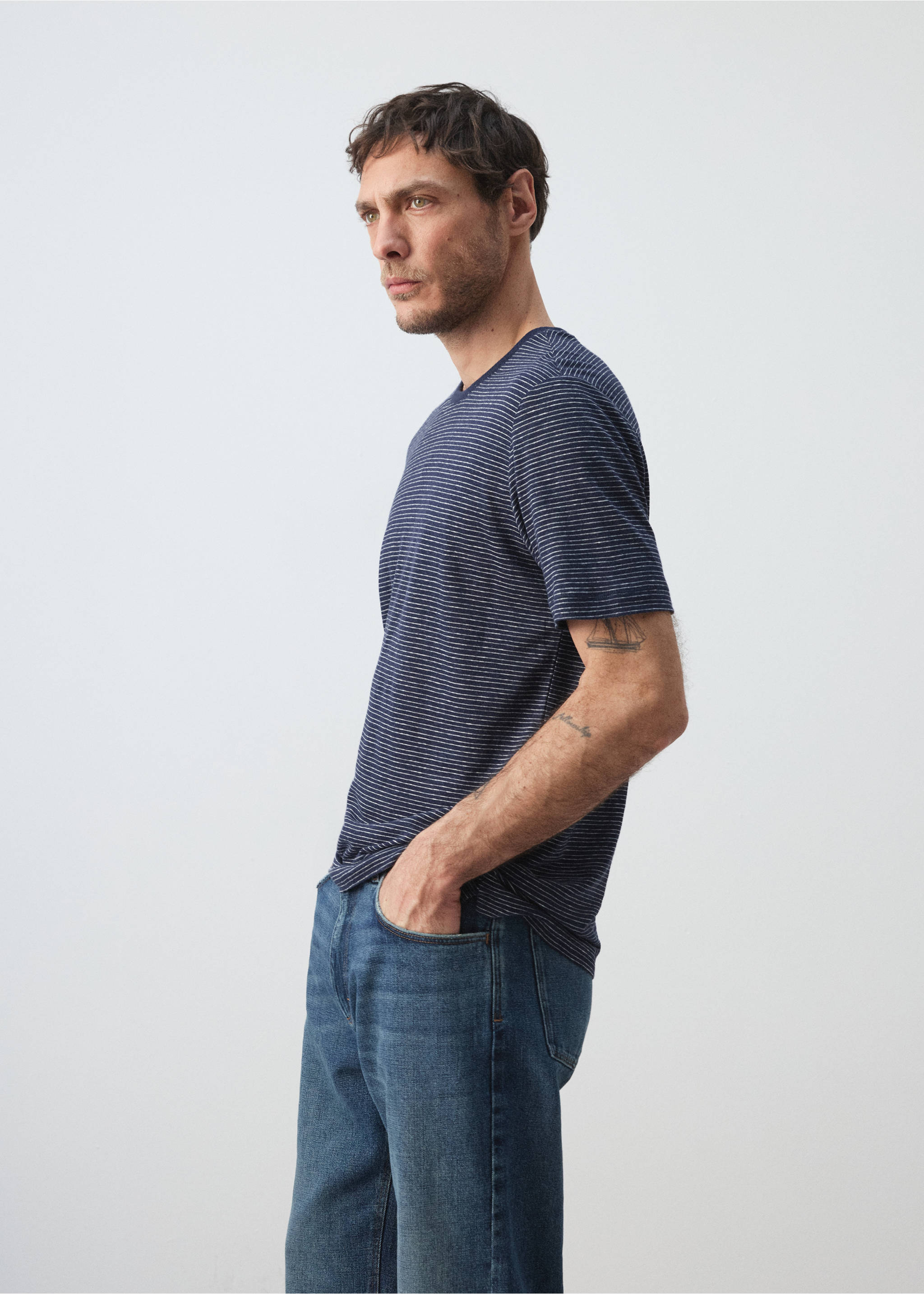 Льняная футболка slim fit в полоску - Деталь изделия 2, Чернильный. Ref: 27067896-00.