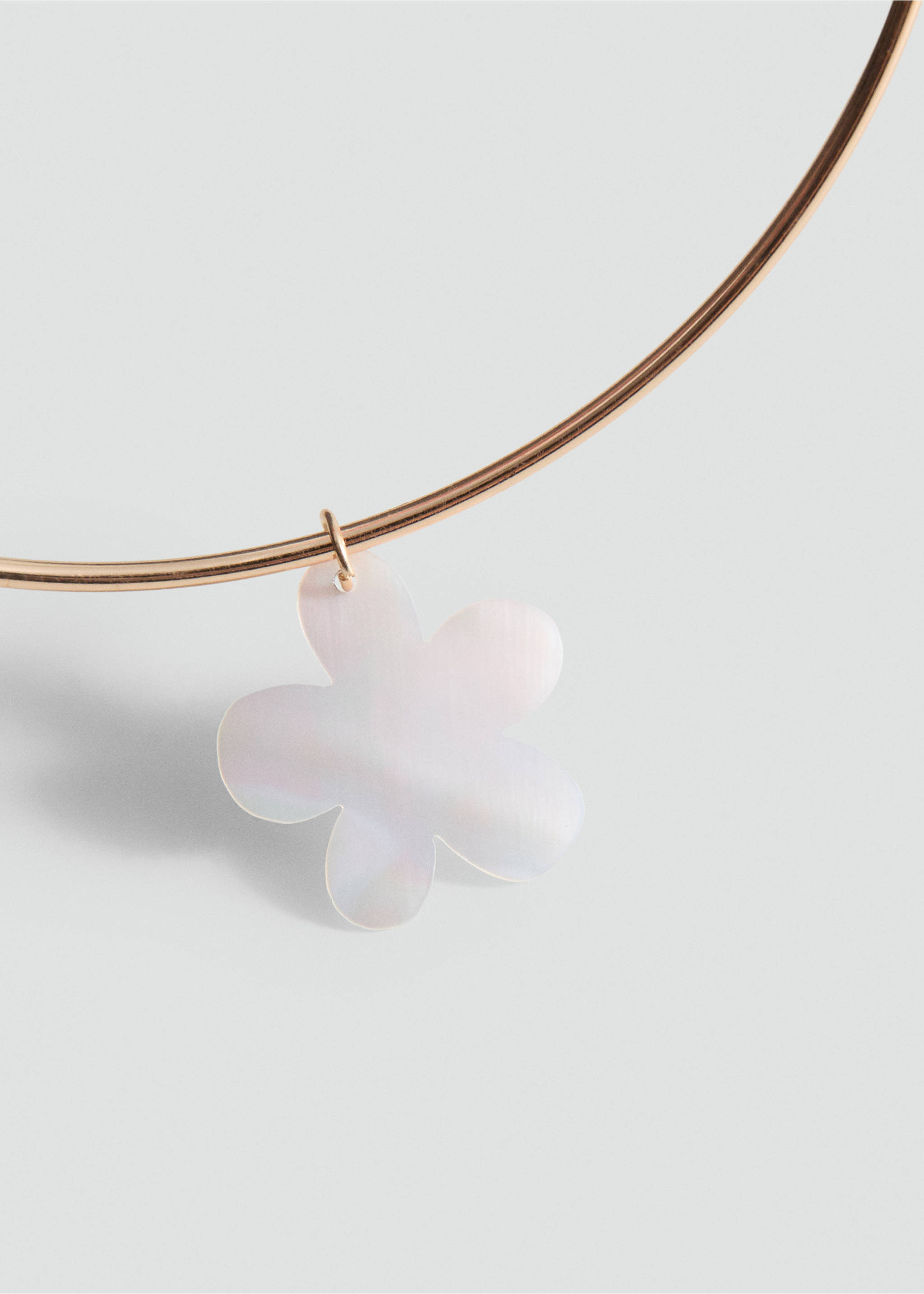 Collier rigide fleur - Plan moyen, Blanc. Ref: 27067919-00.