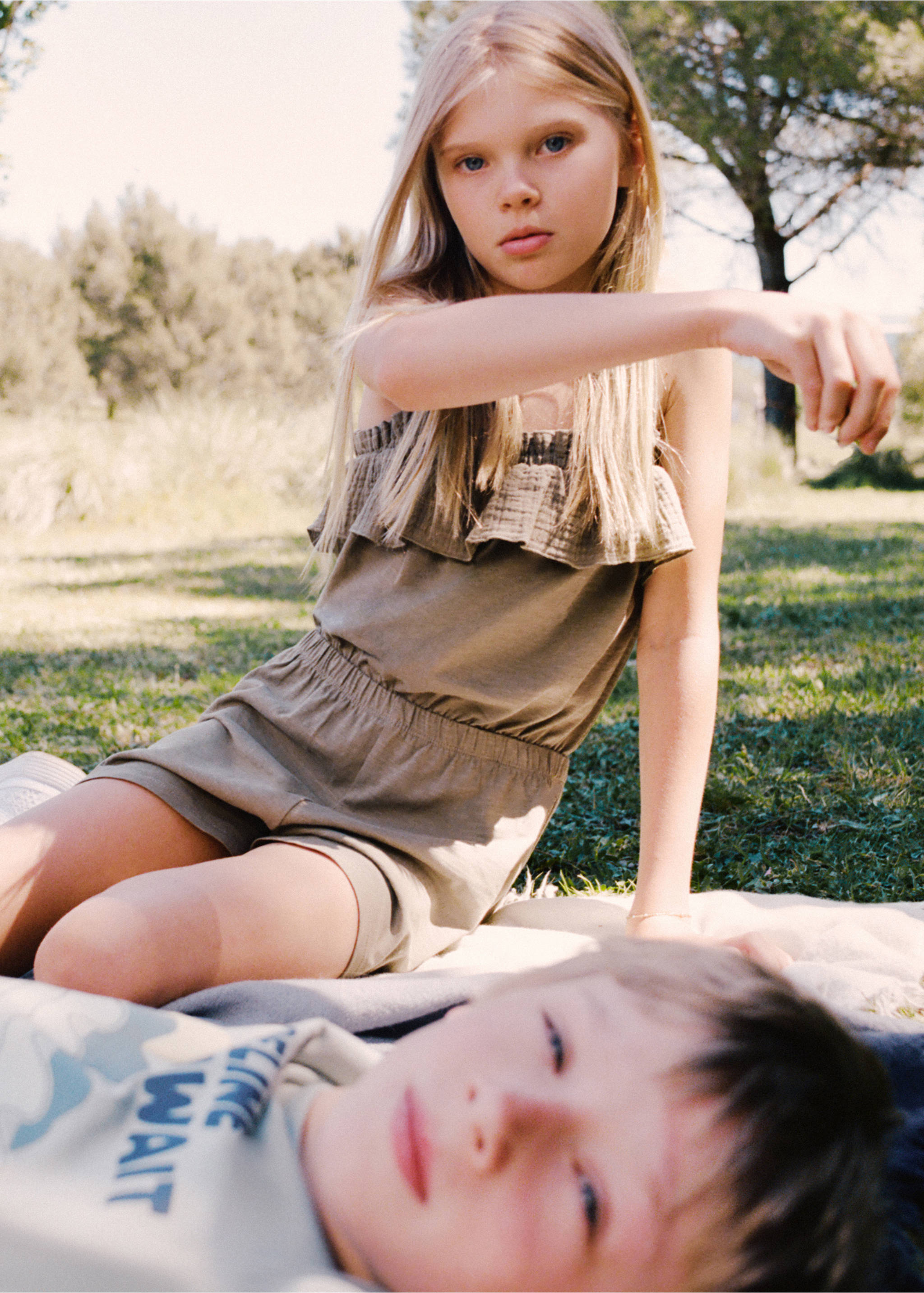 بدلة قطعة واحدة بكشكشة - رؤية عامة, أسمر ضارب إلى الصفرة. Ref: 27067925-00.