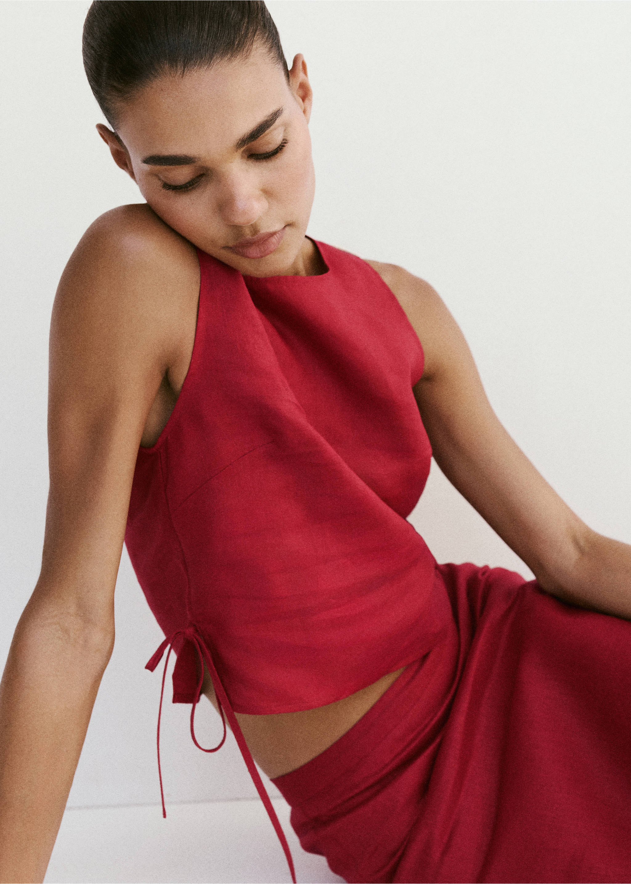 Linen top with ties - Details of the article 2, Red. Ref: 27067927-01.