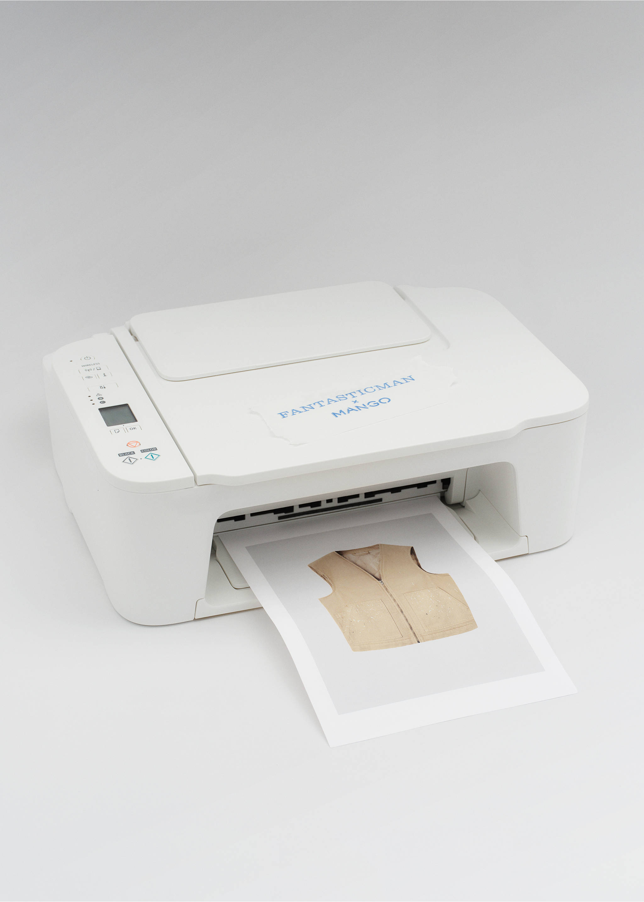 Splatter effect denim waistcoat - Details of the article 9, Beige. Ref: 27067930-00.