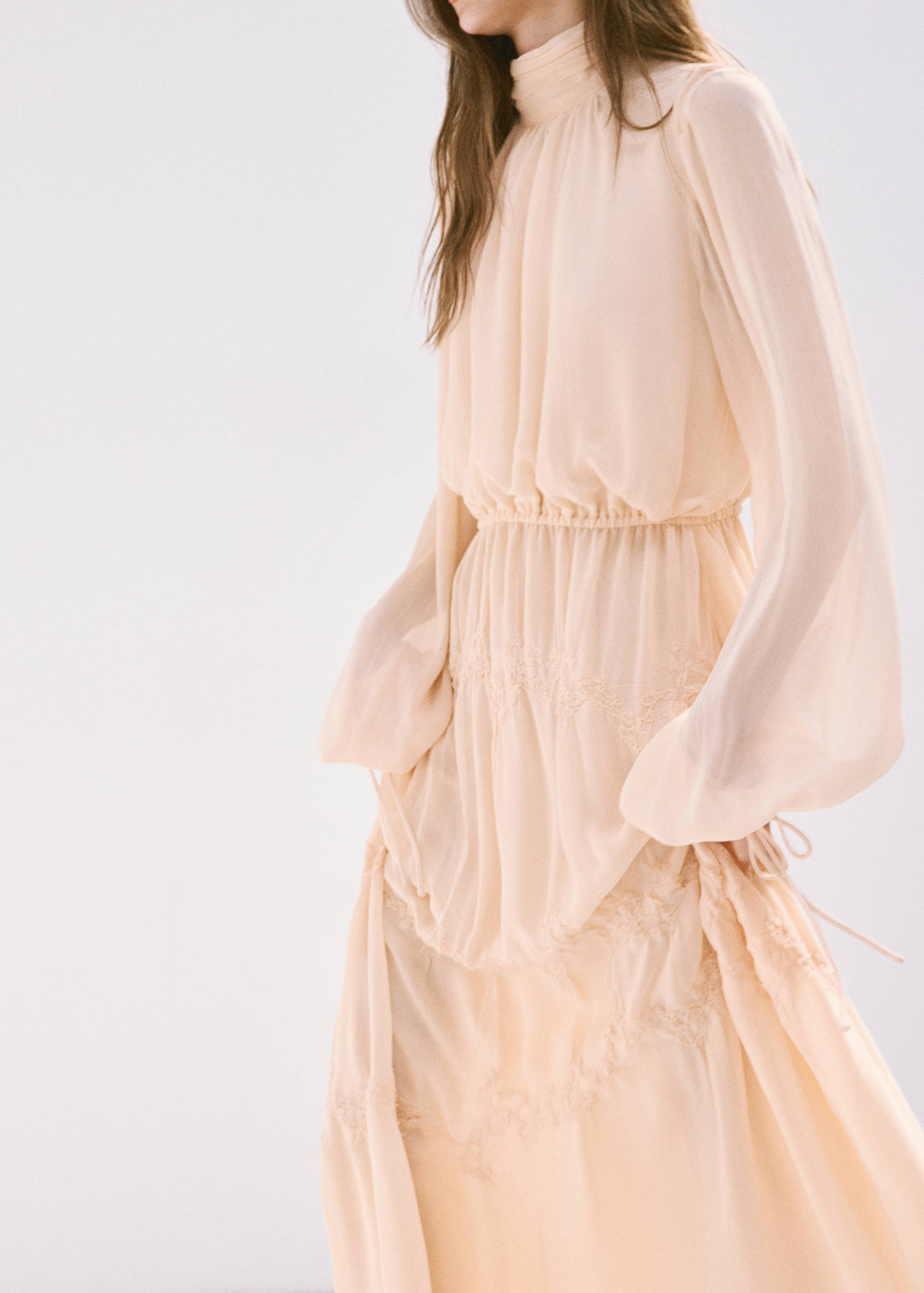 Robe fluide détails brodés - Plan moyen