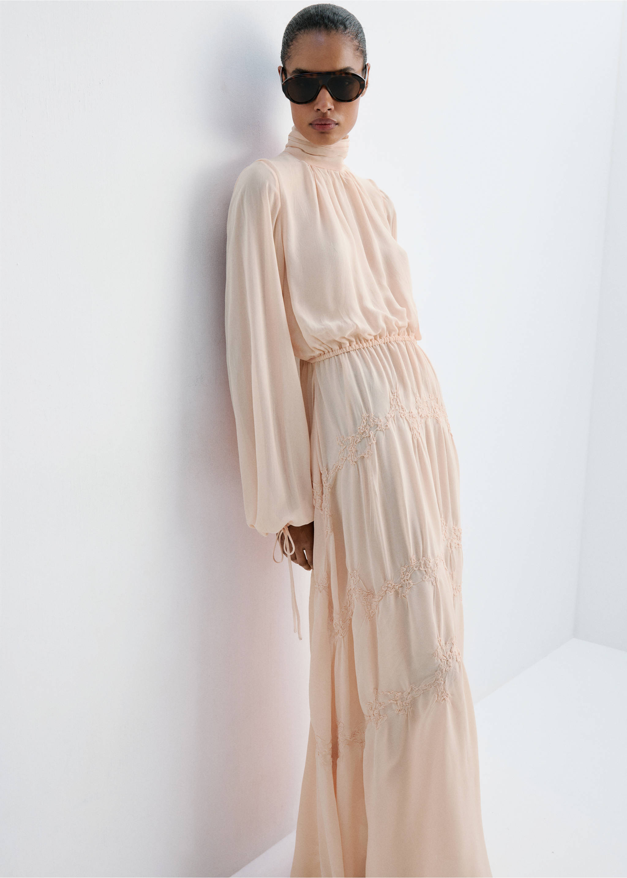 Flowing dress with embroidered details - Details of the article 2, Pale Pink. Ref: 27069057-00.