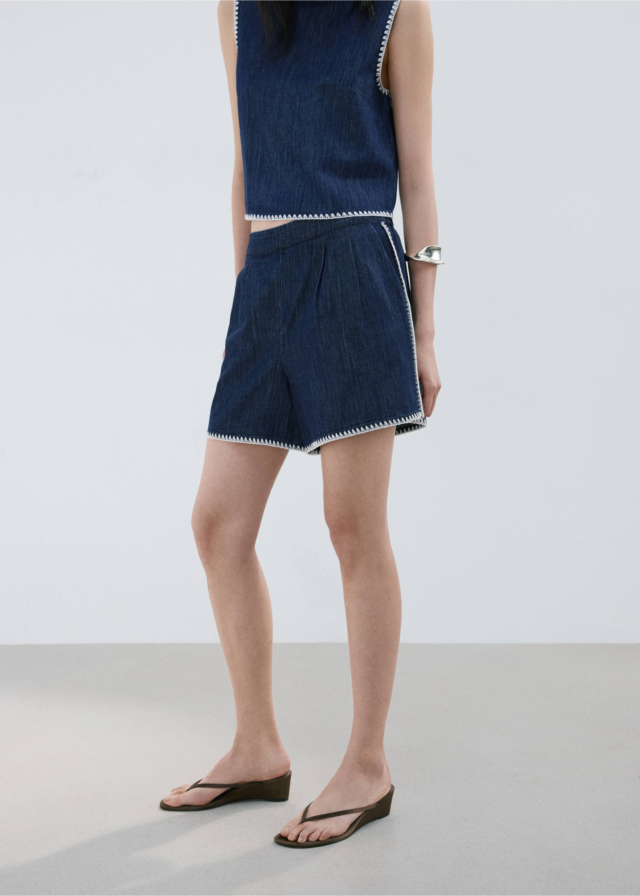 Shorts vaqueros ribetes en contraste - Plano medio, Azul. Ref: 27069062-00.