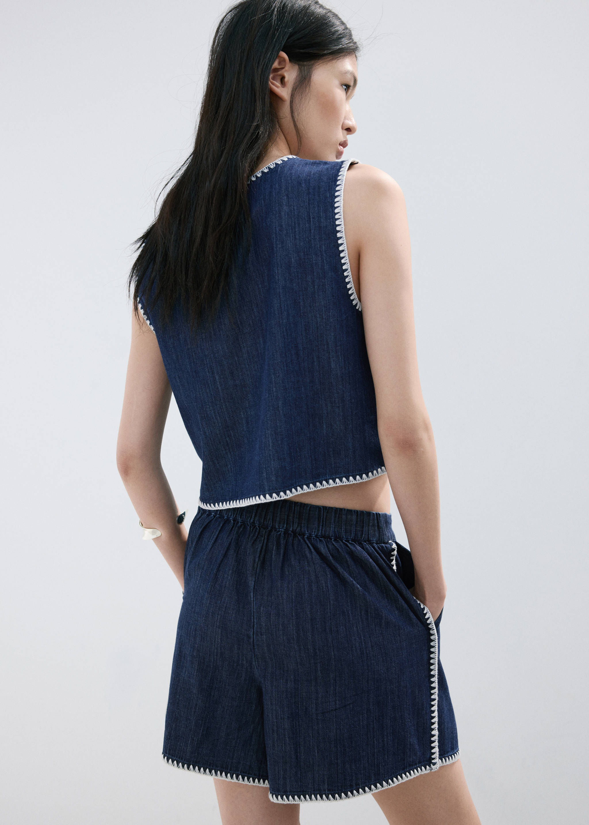 Shorts vaqueros ribetes en contraste - Reverso del artículo