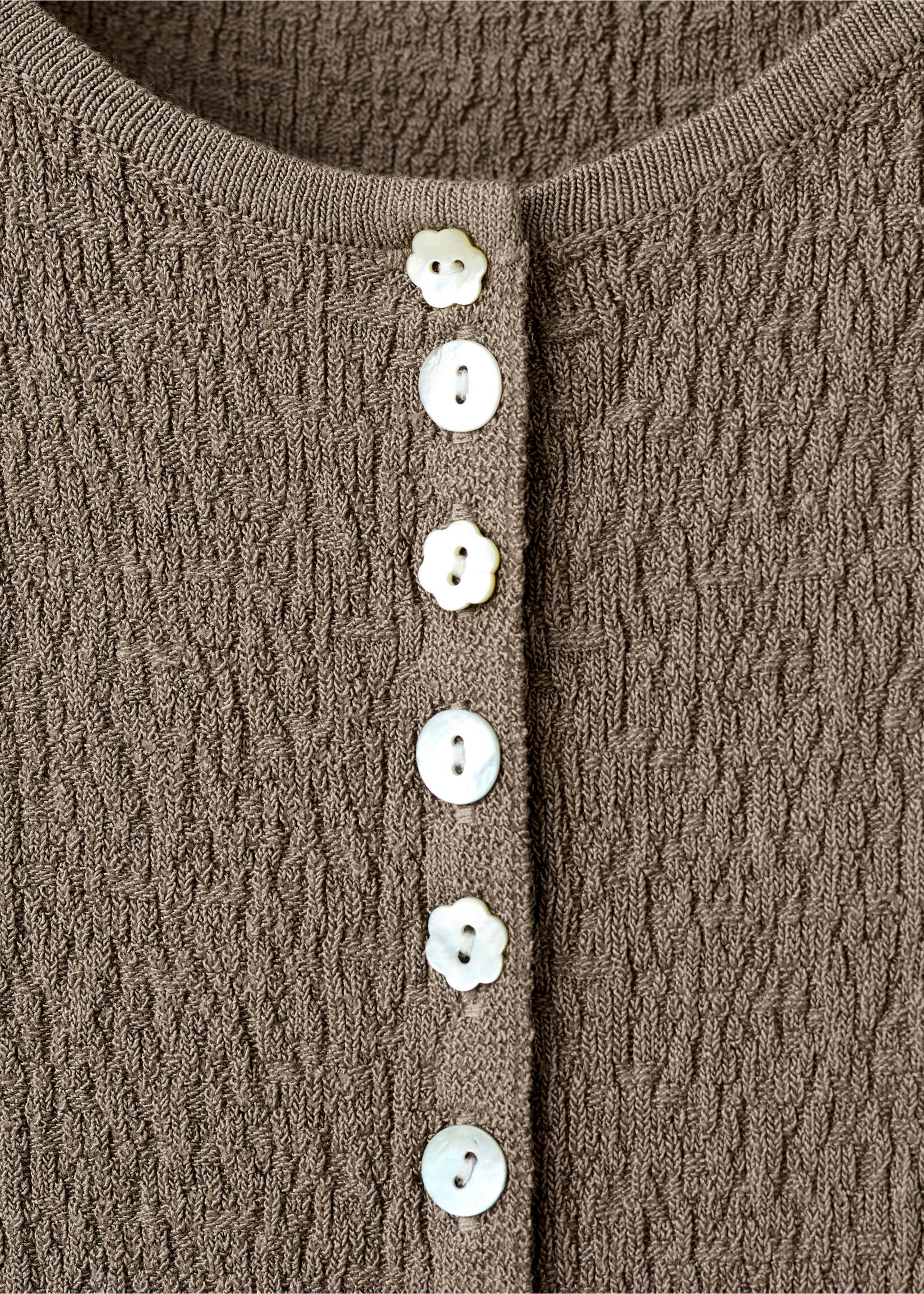 Top with combined texture buttons - Details of the article 8, Medium Brown. Ref: 27069064-00.