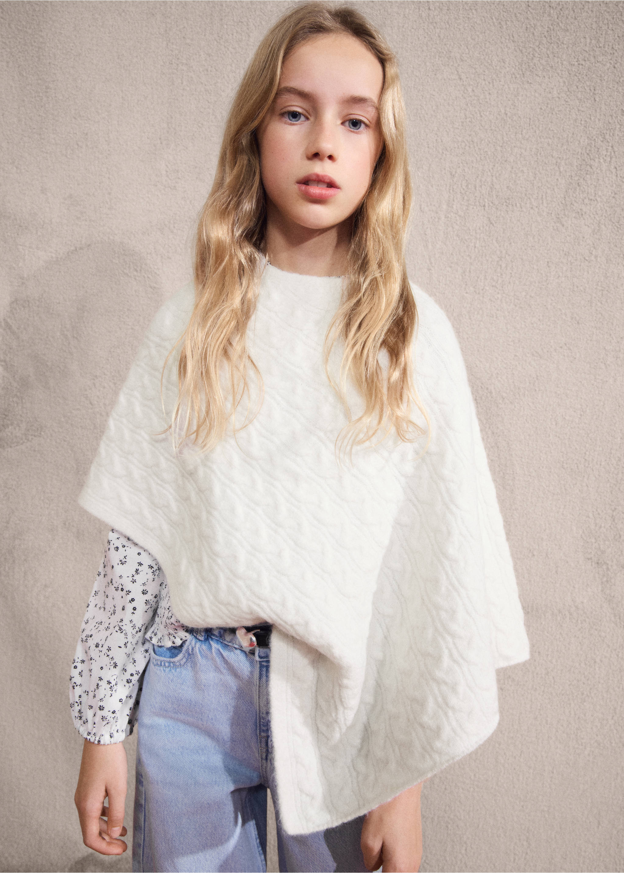 Cable-knit poncho - Details of the article 5, Off White. Ref: 27071179-00.