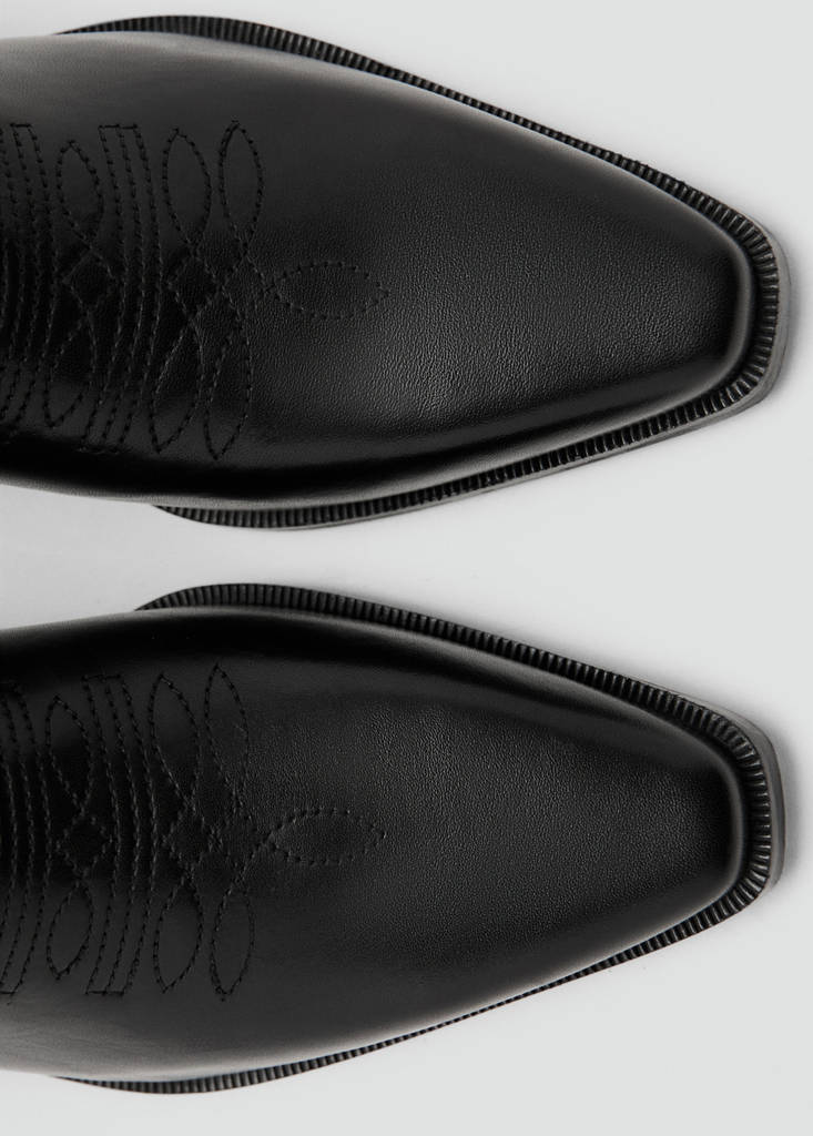 Tall leather boots with tassels — Black
