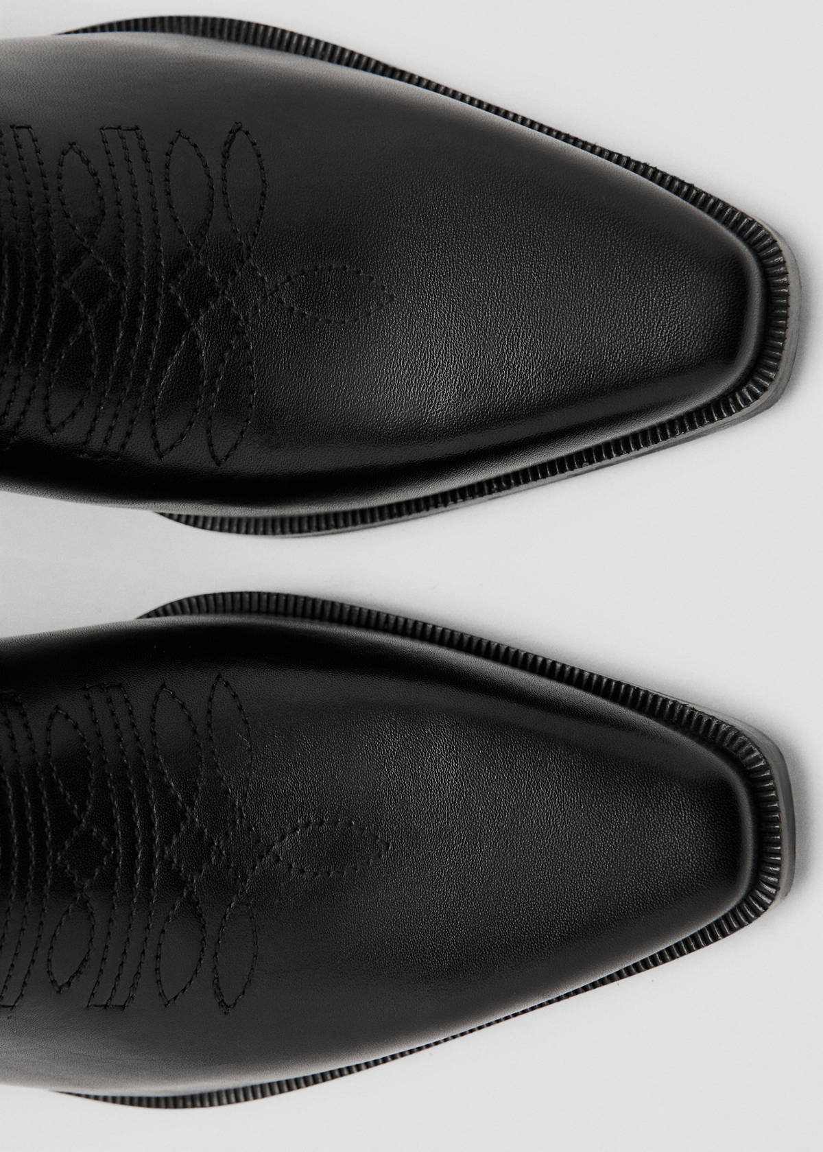 Tall leather boots with tassels — Black
