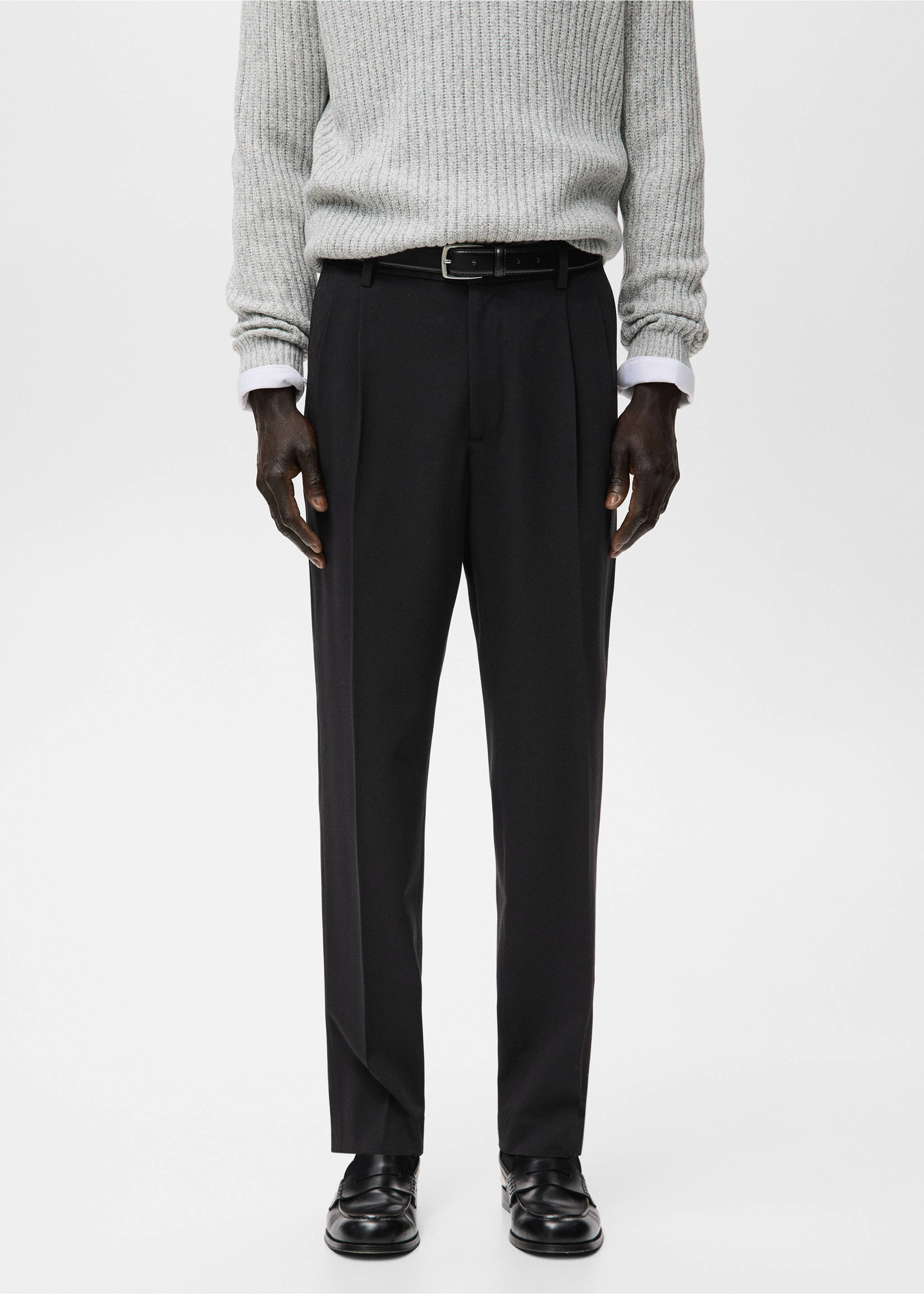 Regular-fit pleated trousers - Medium plane, Black. Ref: 27071184-00.