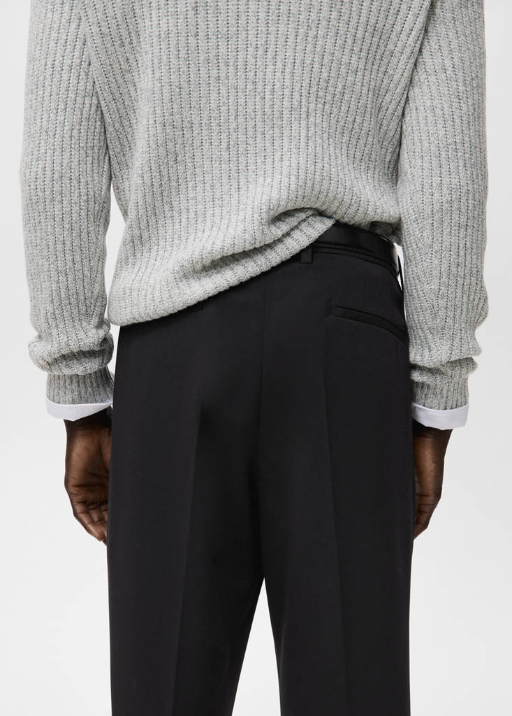 Regular-fit pleated trousers — Black