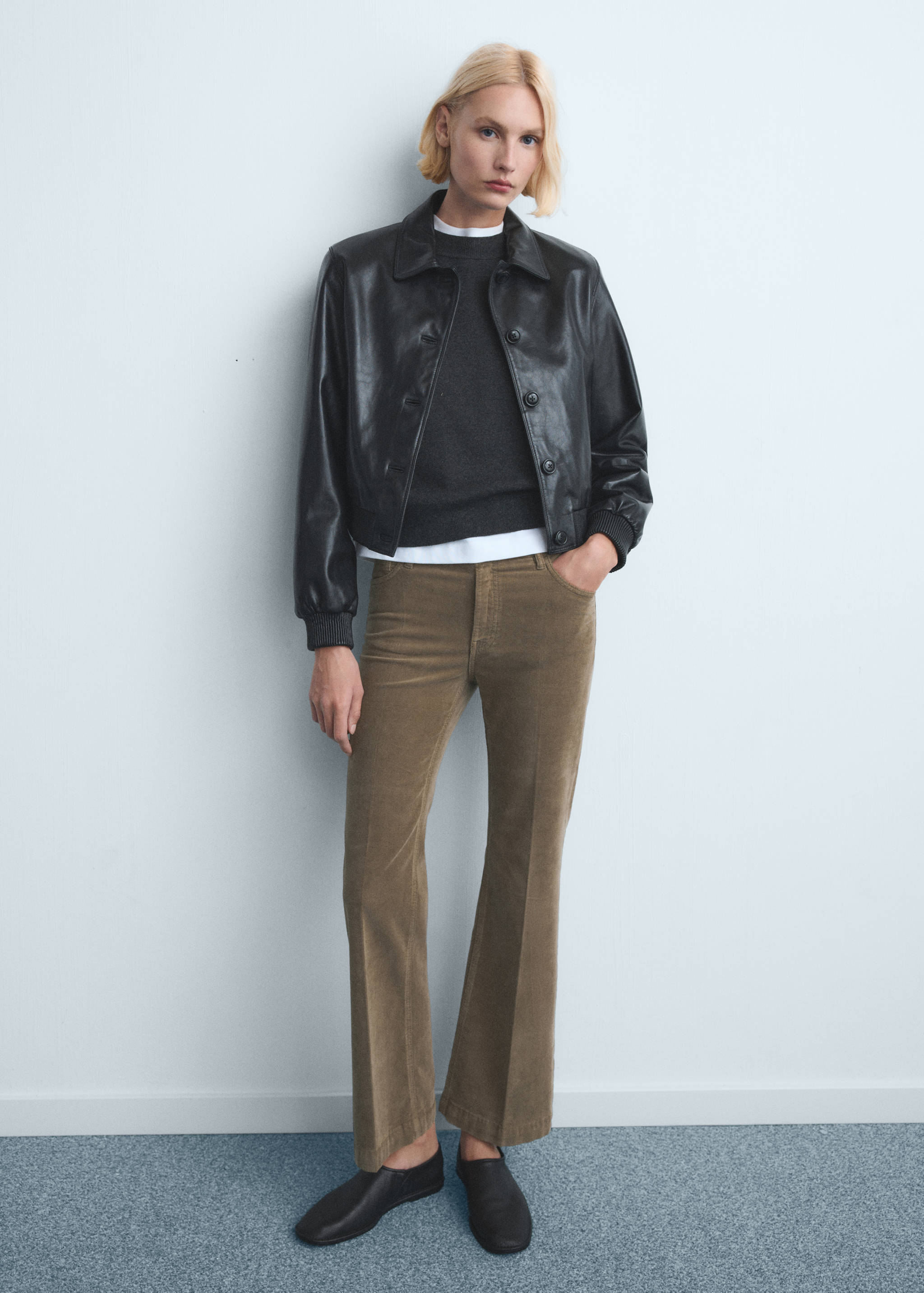 بنطال جينز واسع من قماش مخملي - رؤية عامة