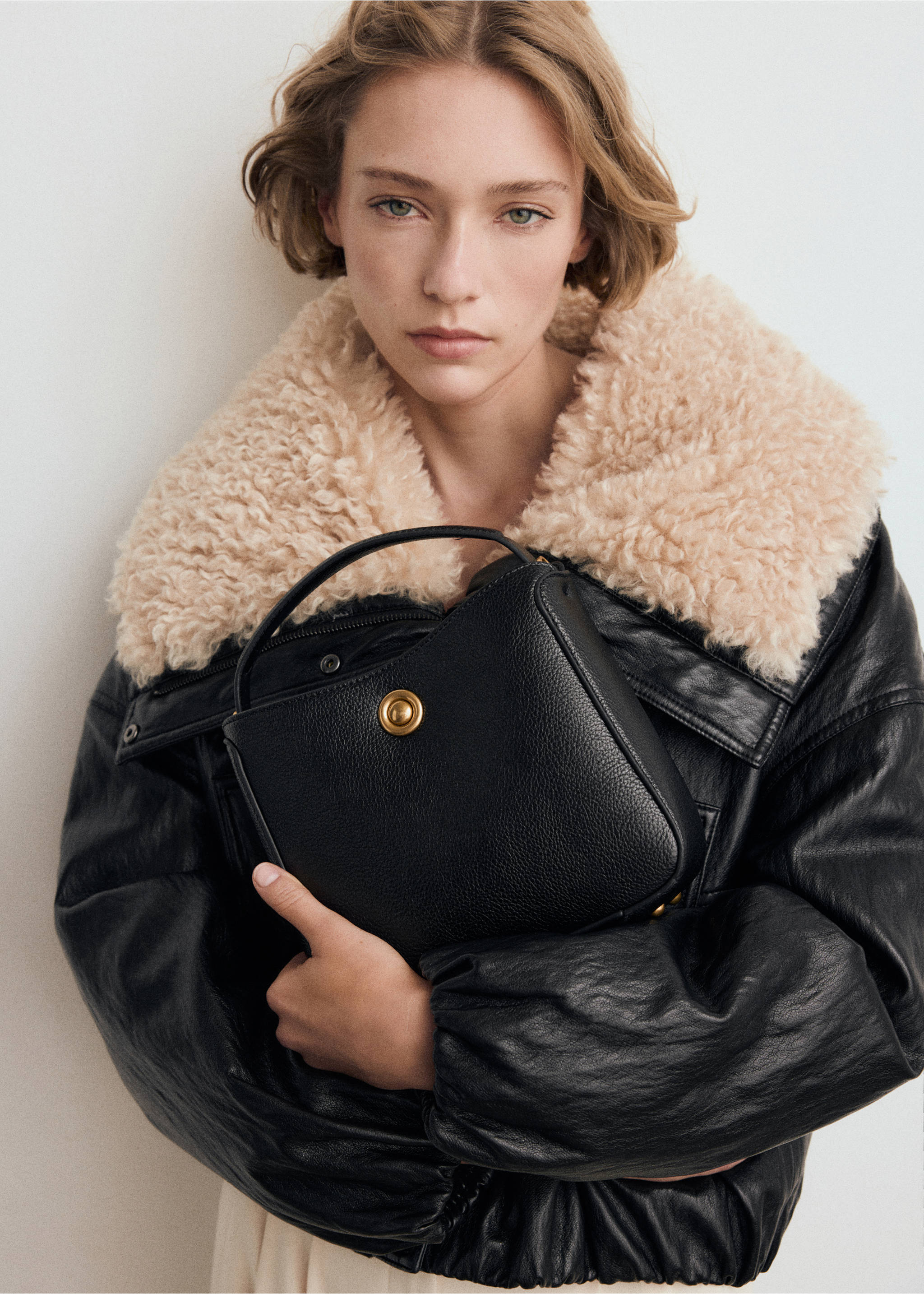 Small bucket bag with metal detail - General plane, Black. Ref: 27071197-00.