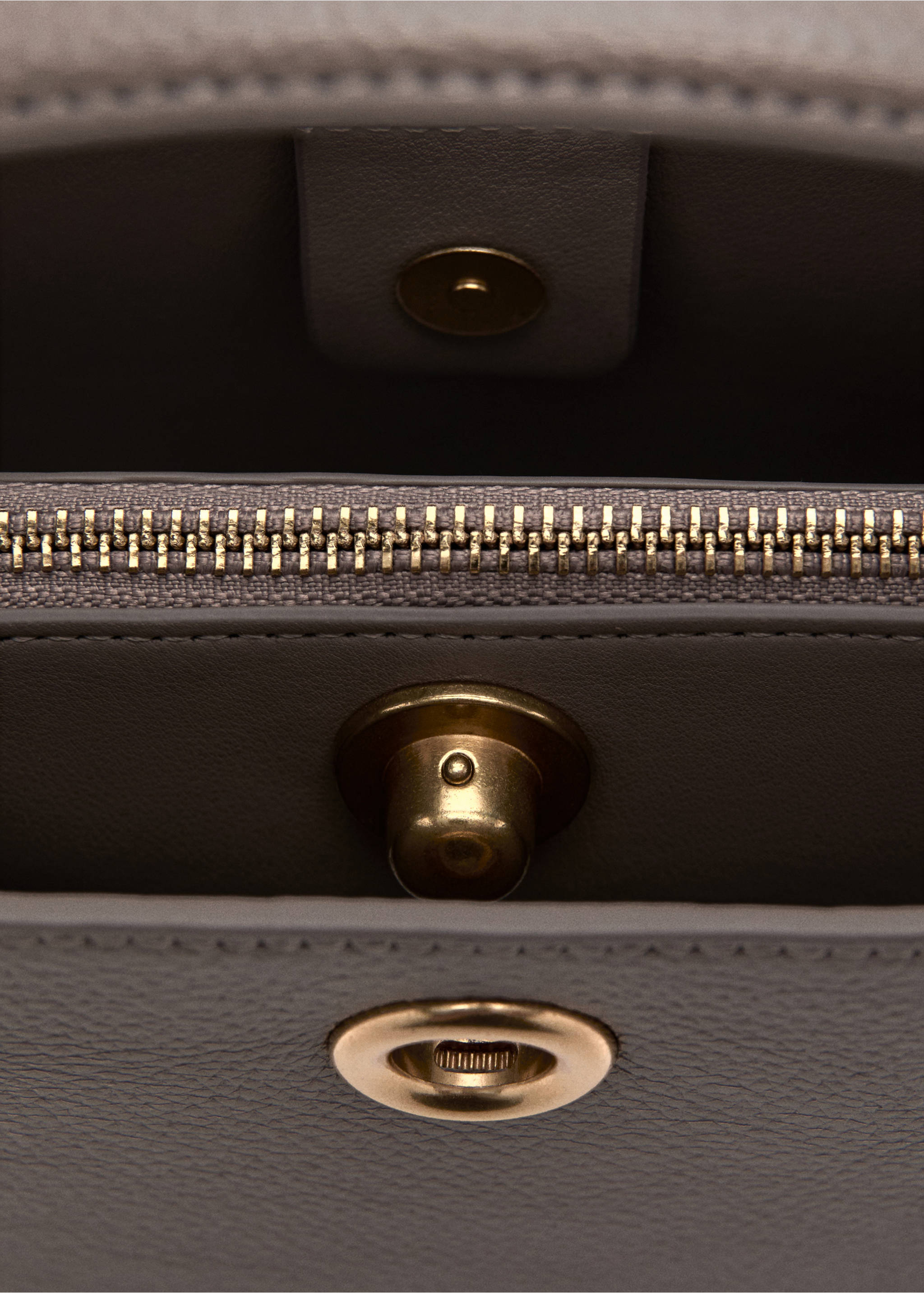 حقيبة باكيت صغيرة بتفاصيل معدنية - تفاصيل المنتج 1, بني فاتح/خفيف. Ref: 27071197-00.