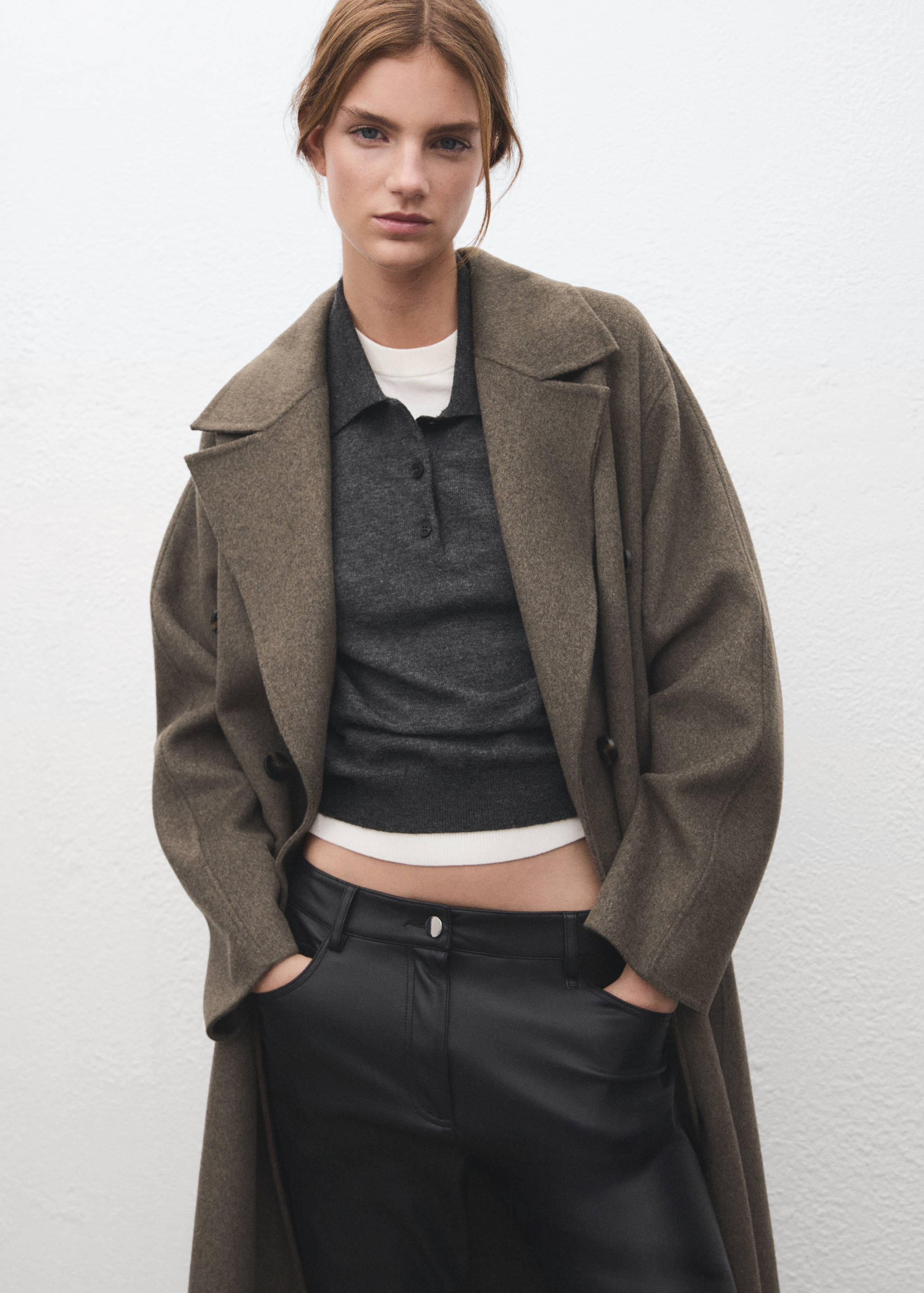 Manteau laine fait main oversize - Plan moyen