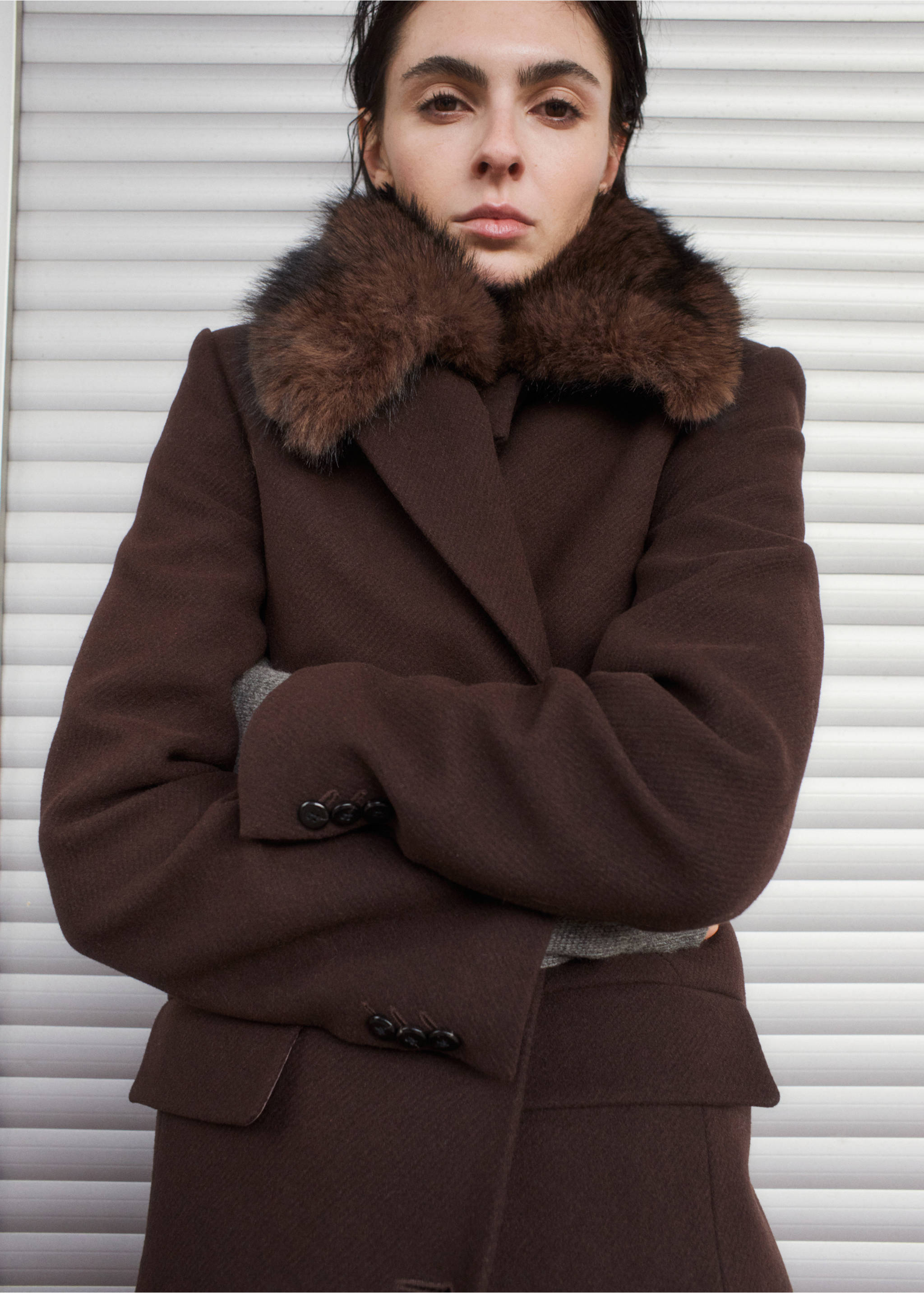 Wollmantel mit Kunstfellkragen - Mittlere Ansicht, Schokolade. Ref: 27071218-01.