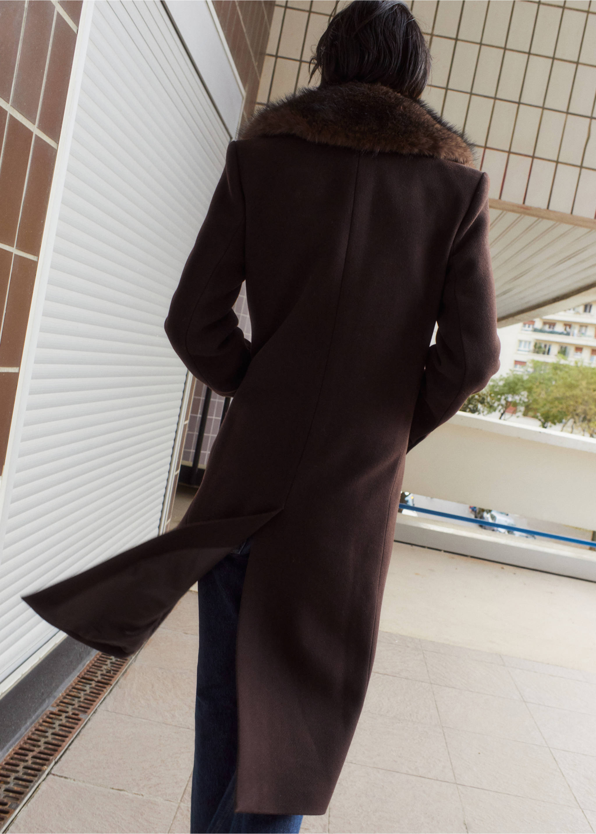 Wollmantel mit Kunstfellkragen - Rückseite des Artikels, Schokolade. Ref: 27071218-01.