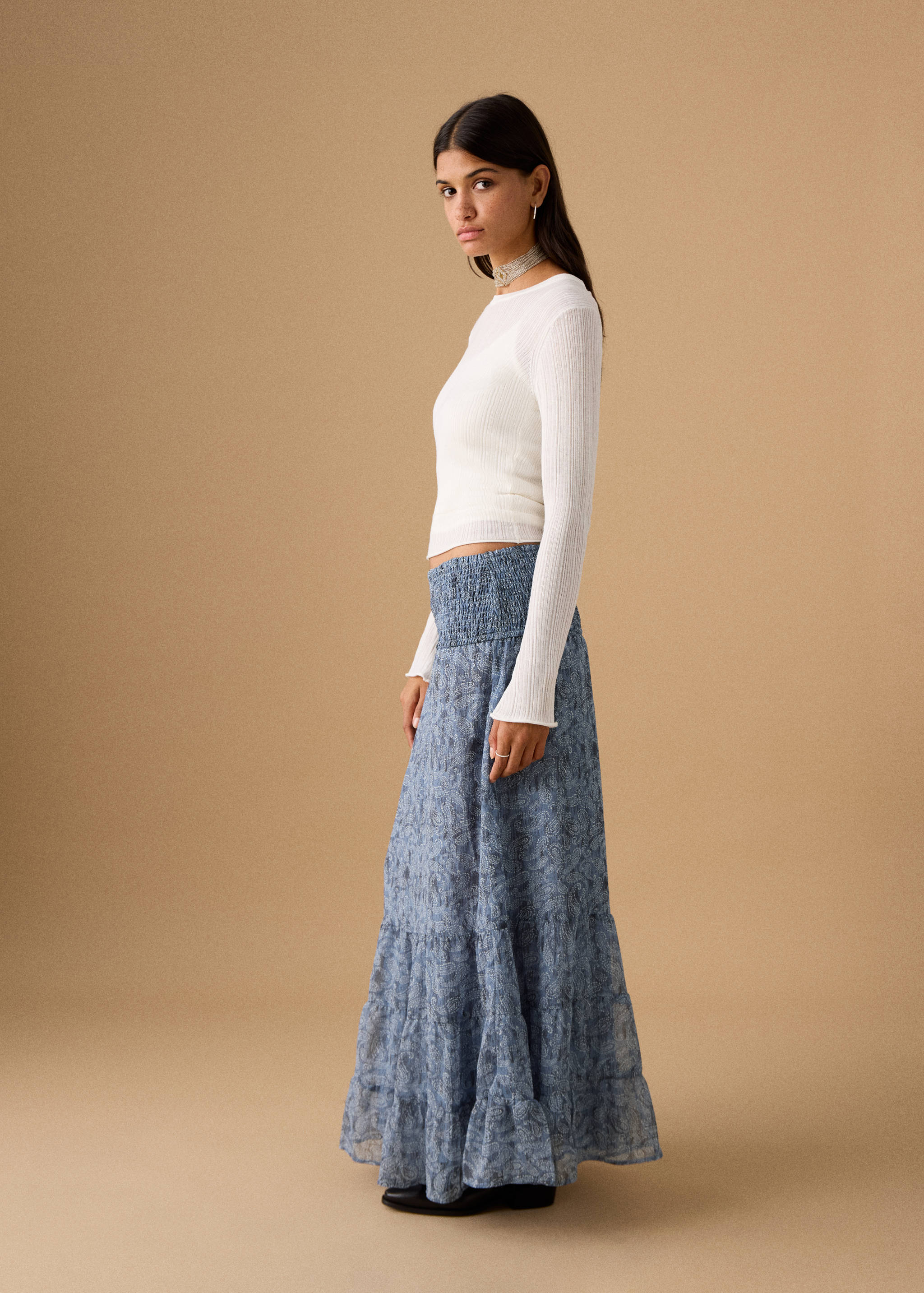 Длинная юбка с принтом - Средний план