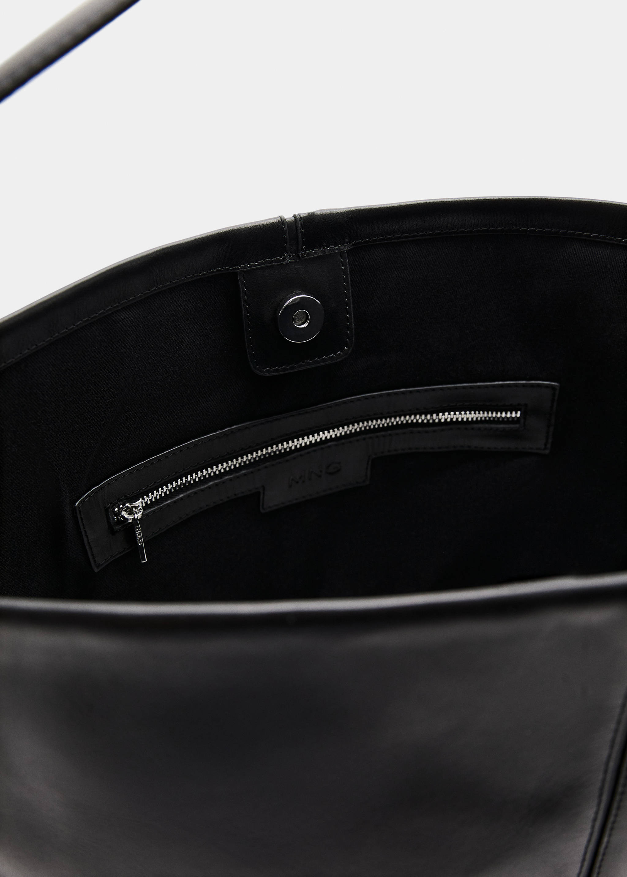 Large leather bucket bag - Details of the article 3