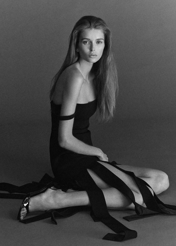 Low-cut dress with fringed hem — Black