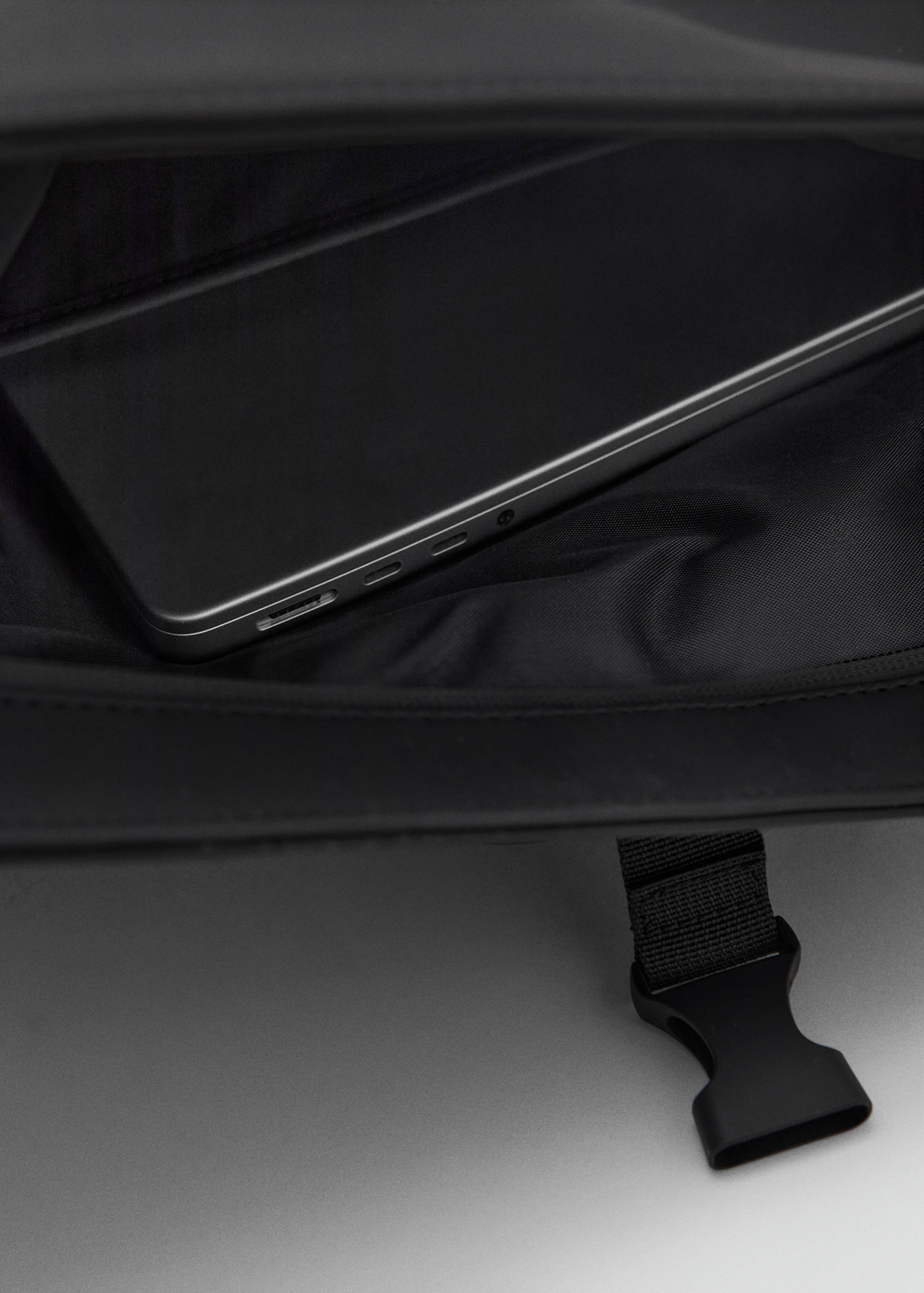 Mochila engomada cierre solapa - Detalle del artículo 2