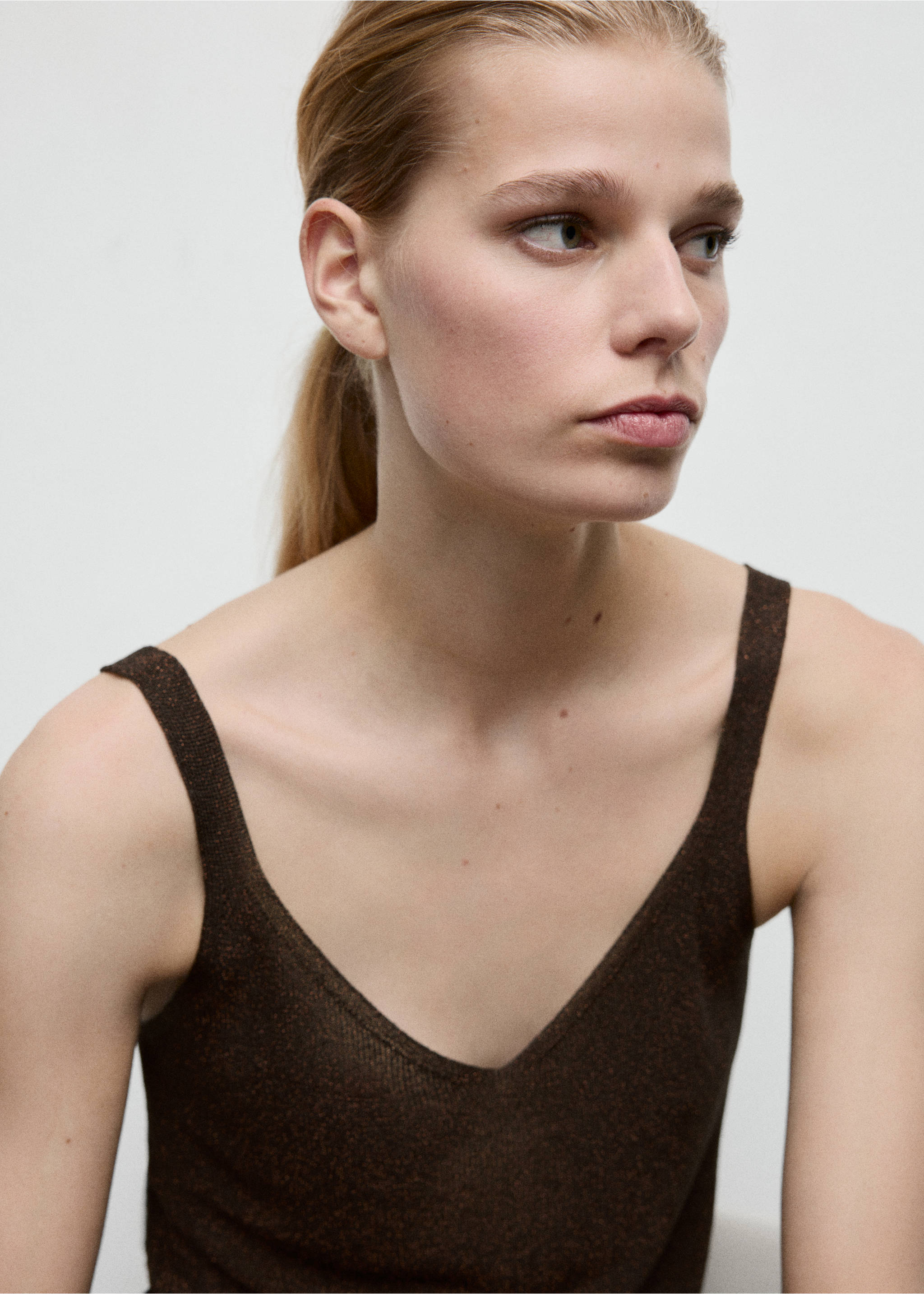 Top punto lúrex cuello pico - Detalle del artículo 1, Chocolate. Ref: 27071265-00.