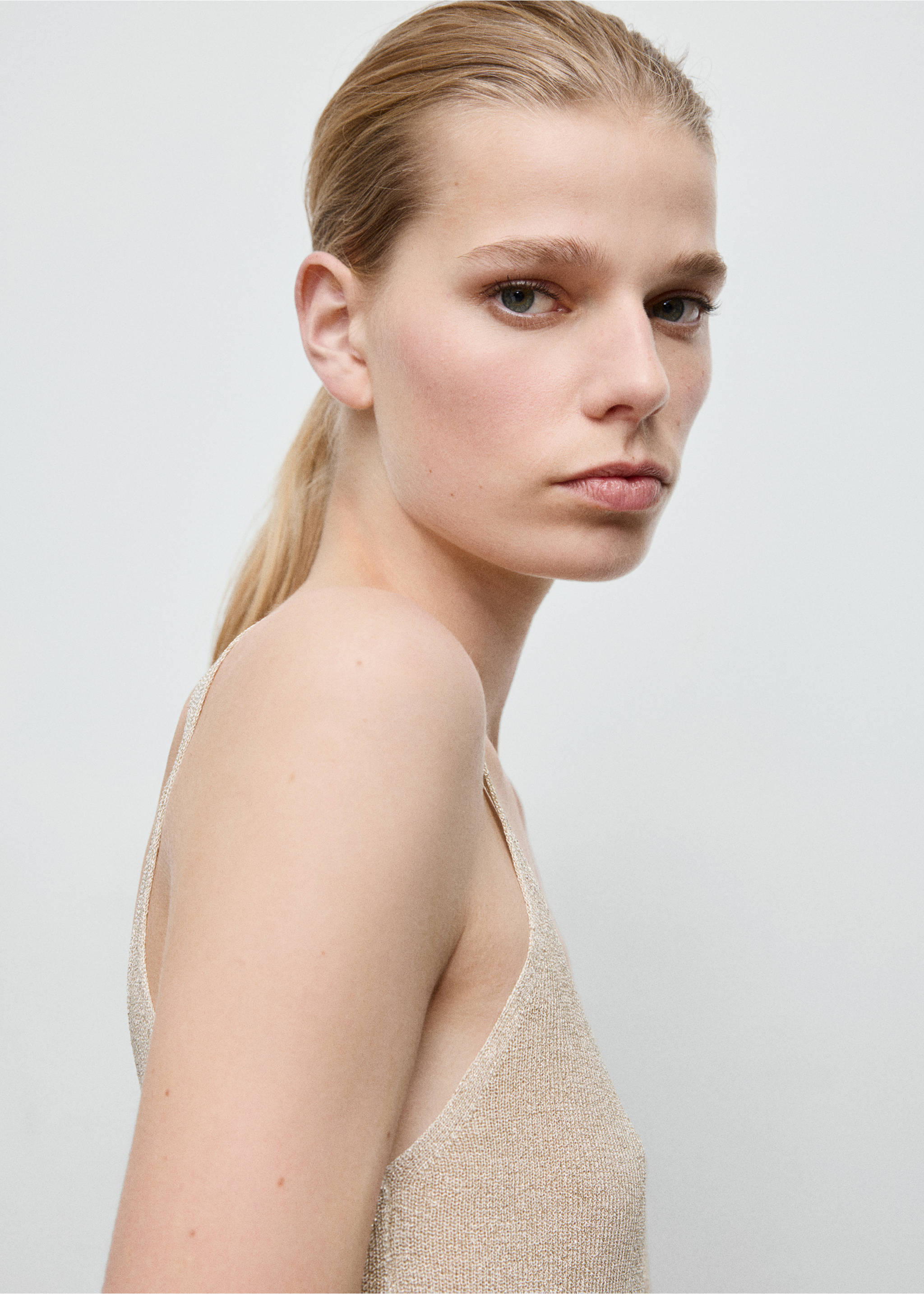 Top punto lúrex cuello pico - Detalle del artículo 1, Oro. Ref: 27071265-00.