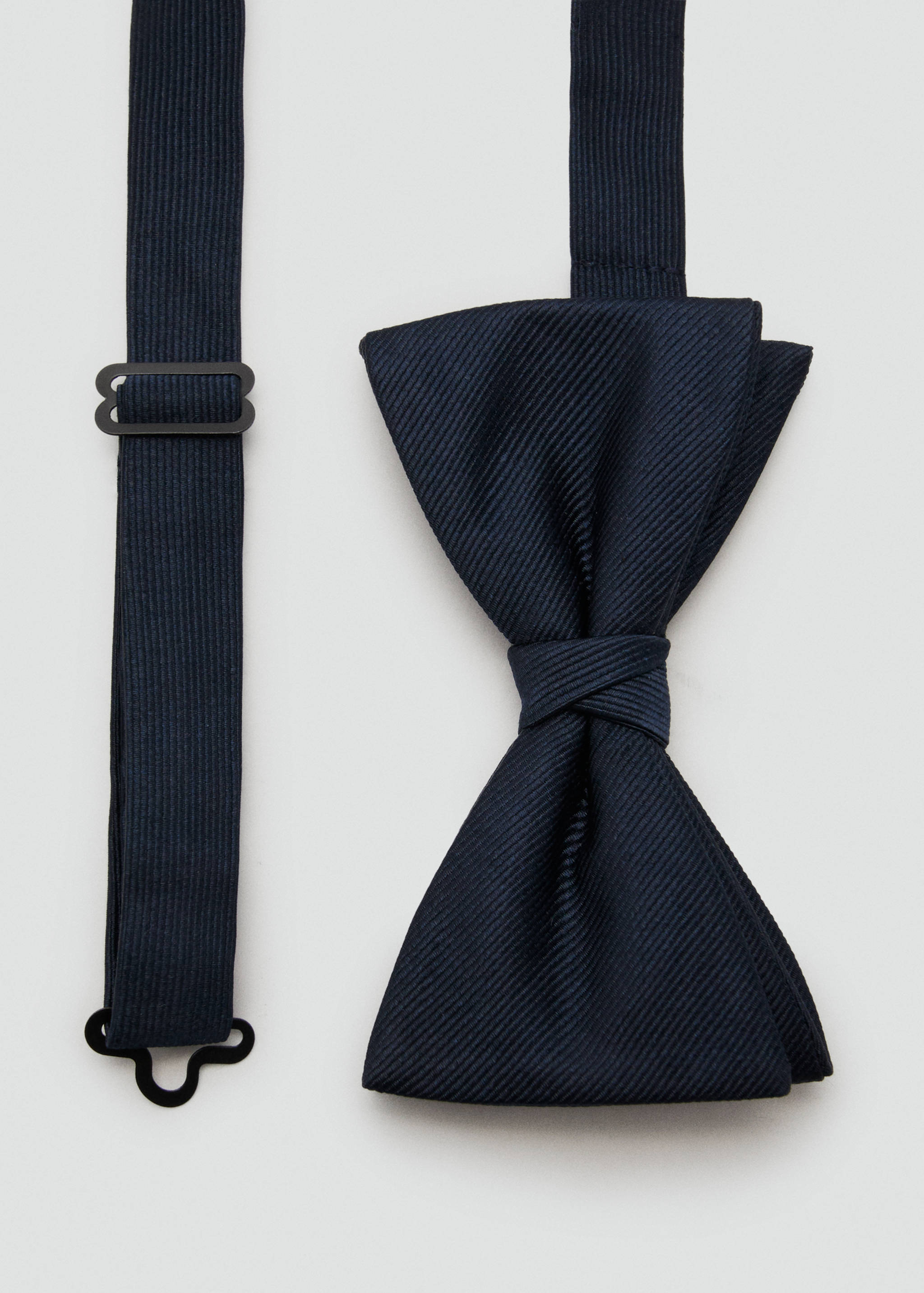 Классический галстук-бабочка с микроструктурой - Средний план