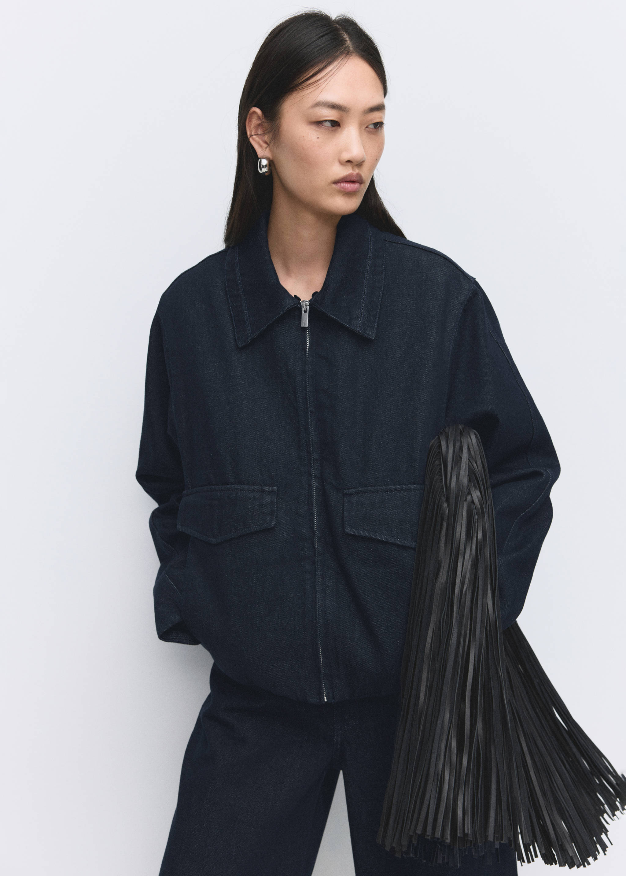 Veste en denim col fourrure - Plan moyen