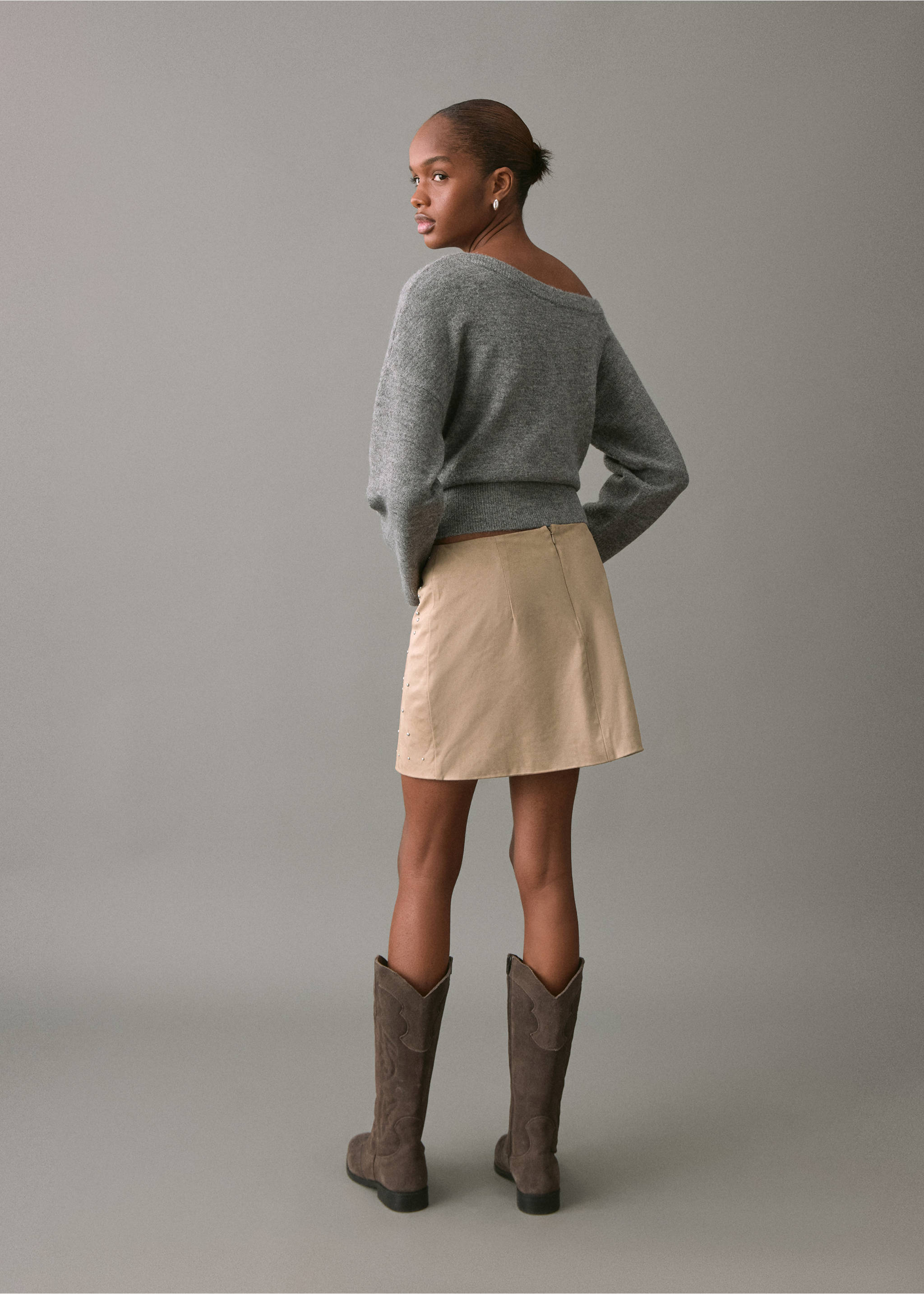 Короткая замшевая юбка с заклепками - Обратная сторона изделия, Песочный. Ref: 27071293-00.