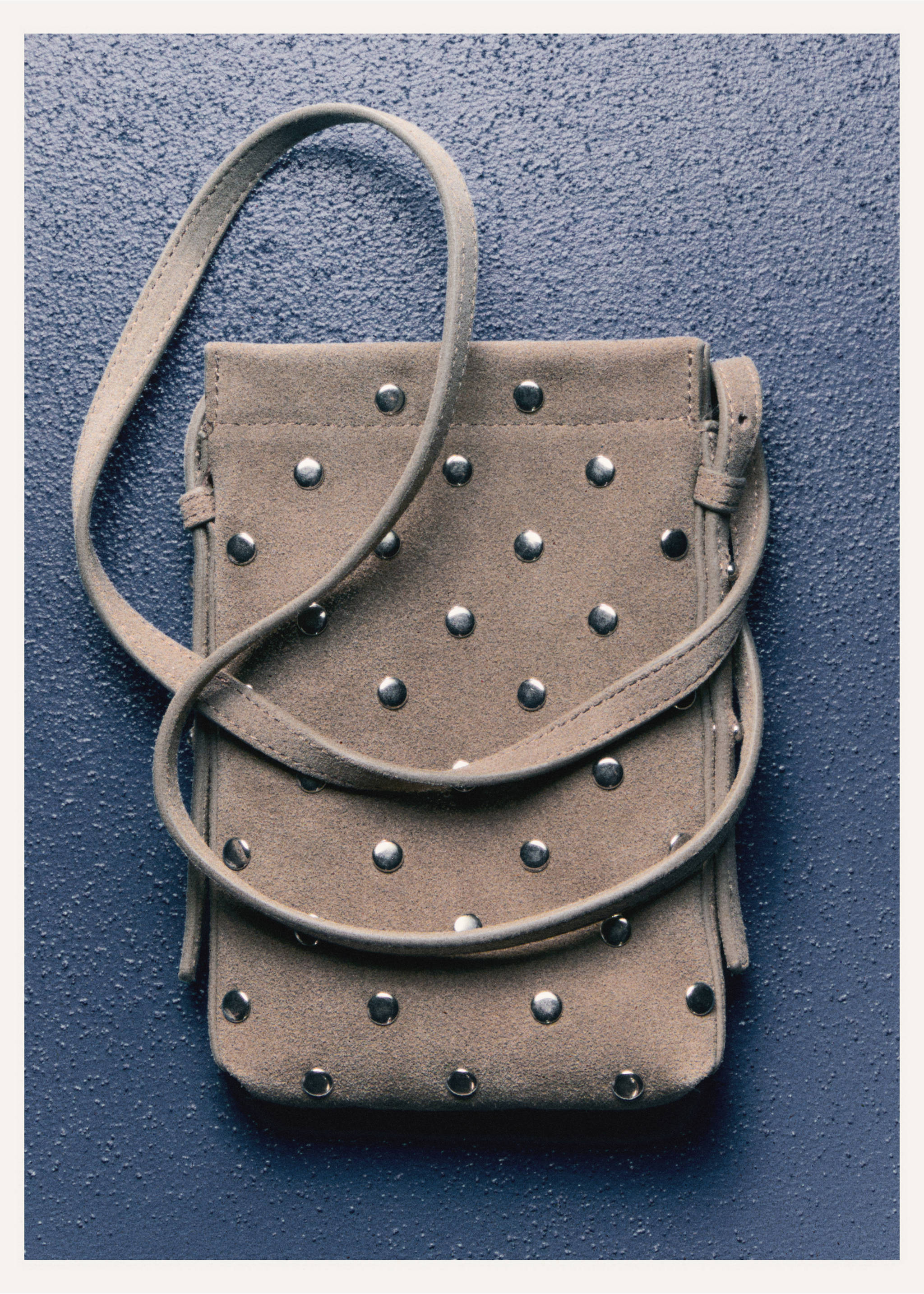 绒面革铆钉手机套 - null, 淡/浅褐色. Ref: 27071299-00.