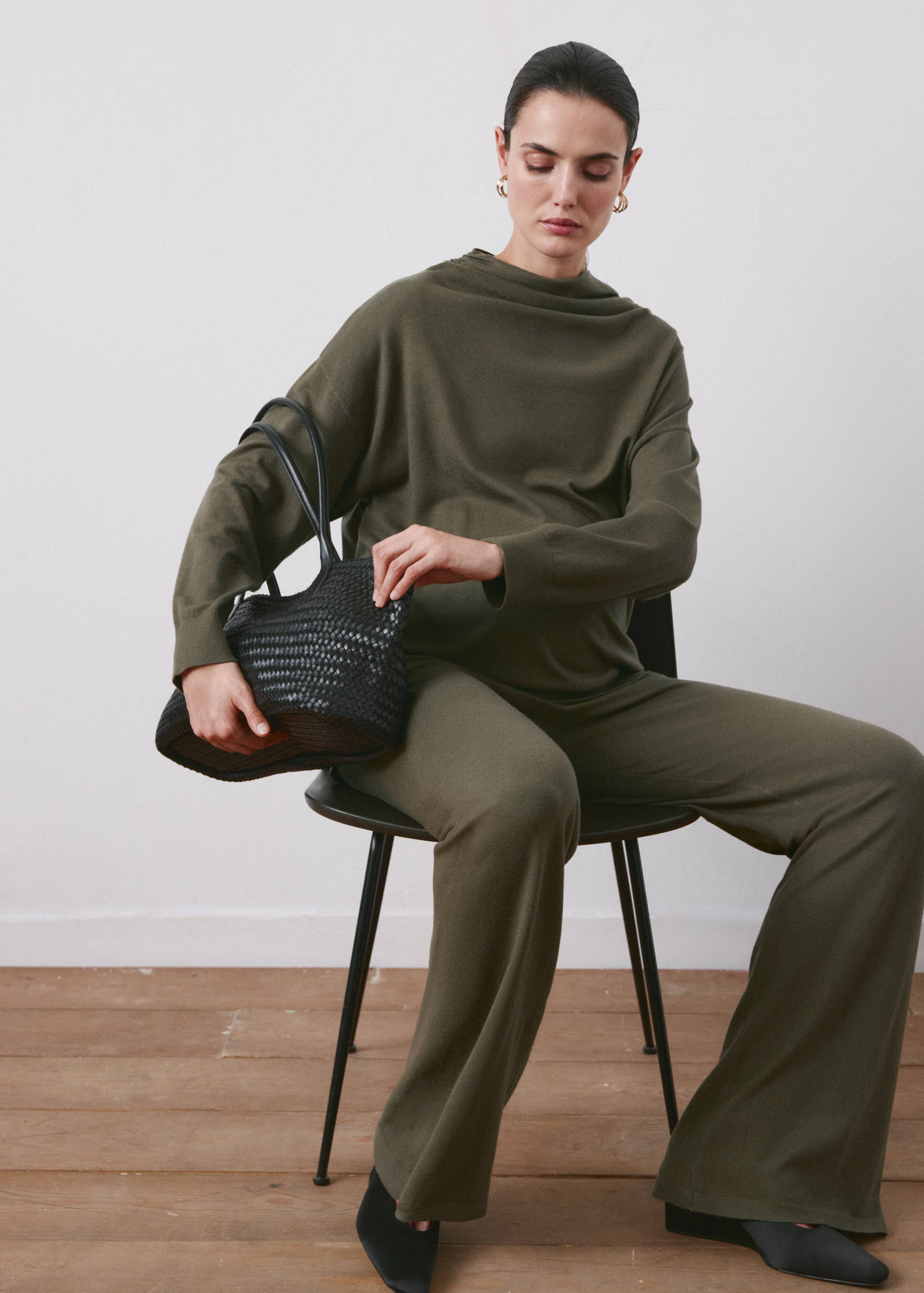 Straight-fit trousers with elastic waist - Details of the article 1