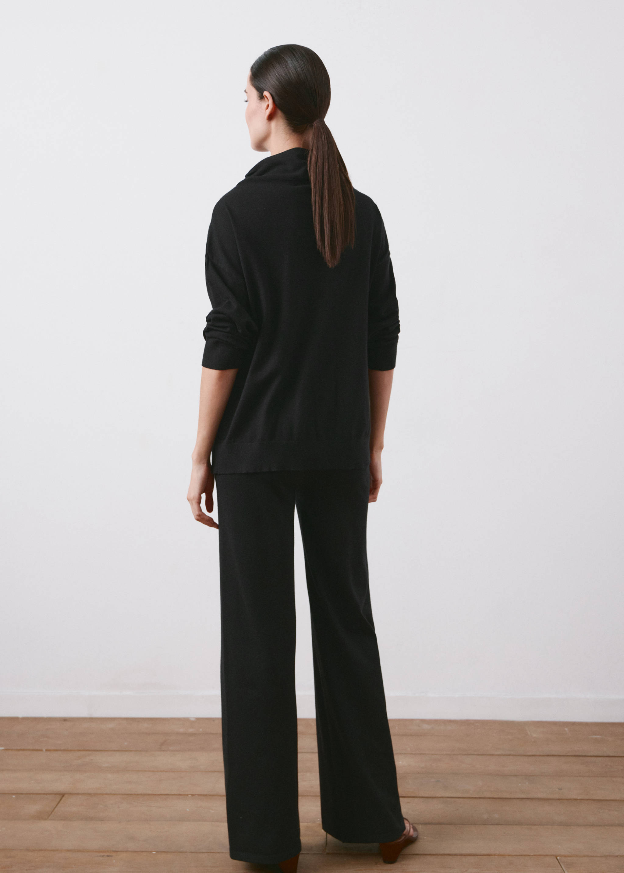 Straight-fit trousers with elastic waist - Reverse of the article